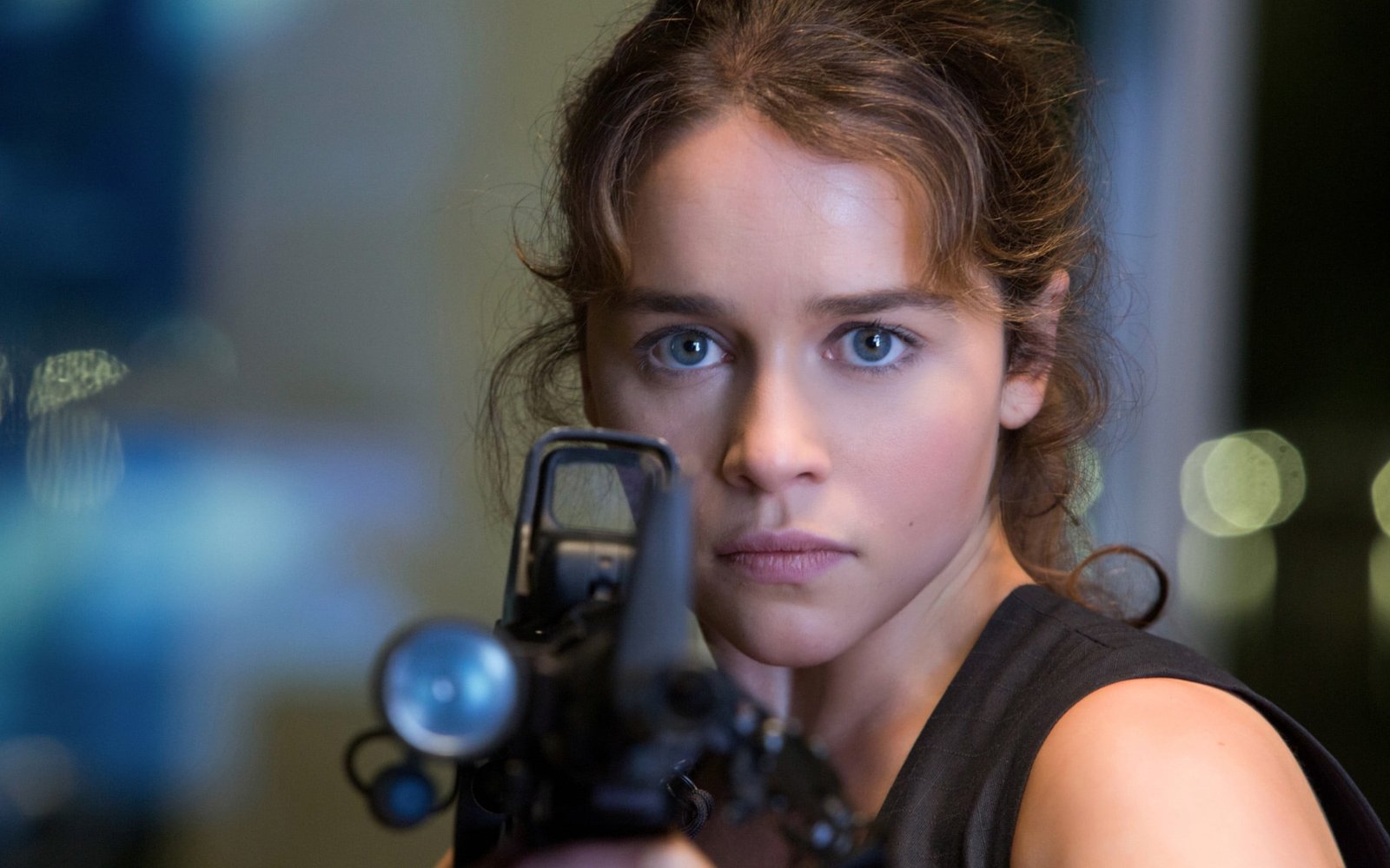 Emilia Clarke women actress face blue eyes weapon Terminator 2k
