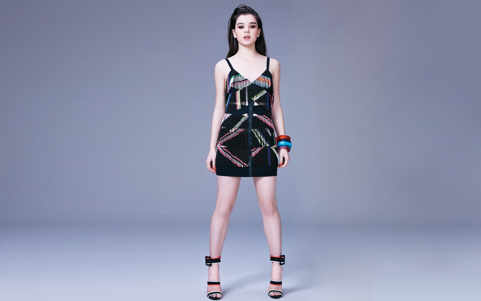 Hailee Steinfeld brunette actress singer dress gray background 2k