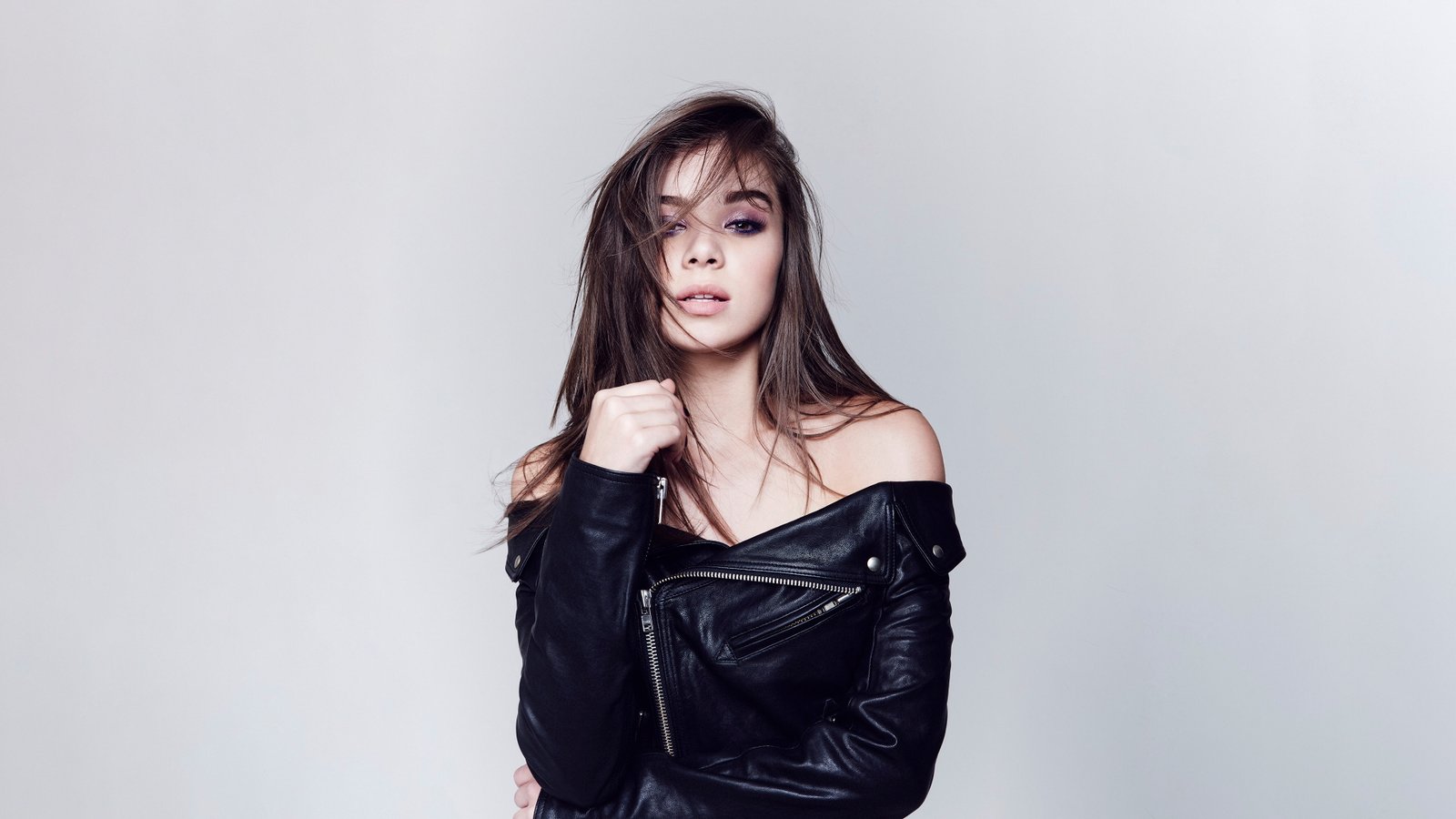 Hailee Steinfeld celebrity women brunette looking at viewer 2k