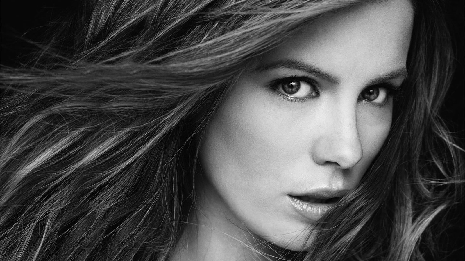 Kate Beckinsale women brunette monochrome face looking at viewer