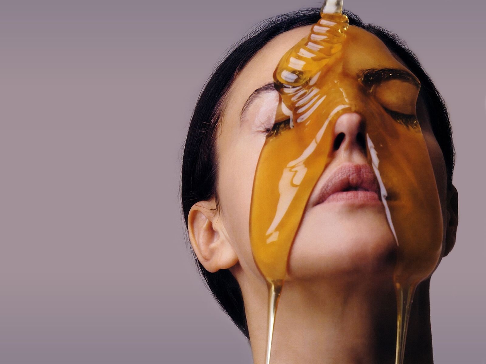 Monica Bellucci actress pink lipstick brunette closed eyes 24