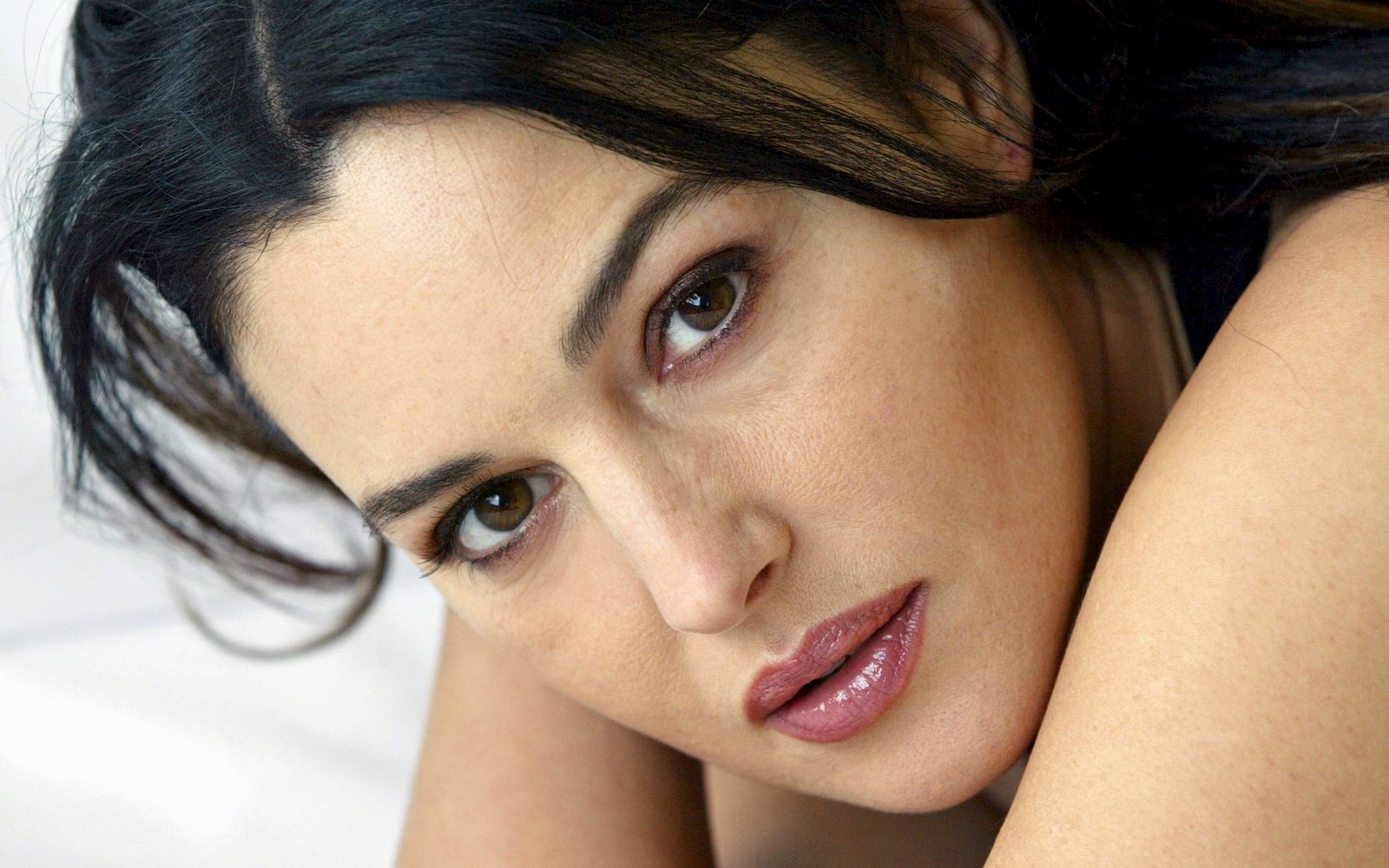 Monica Bellucci looking at viewer actress women 2k