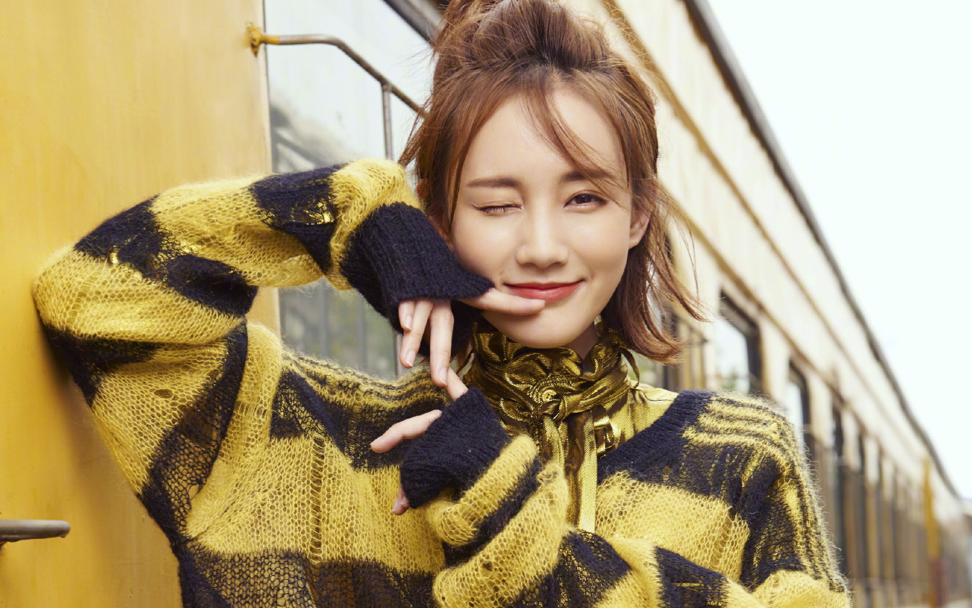 Li Yitong fashion China Asia actress frontal view looking at viewer