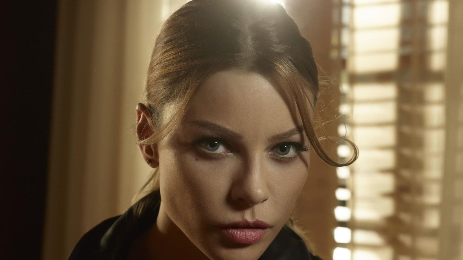 look pose makeup actress the series hair Lucifer Lauren German 20