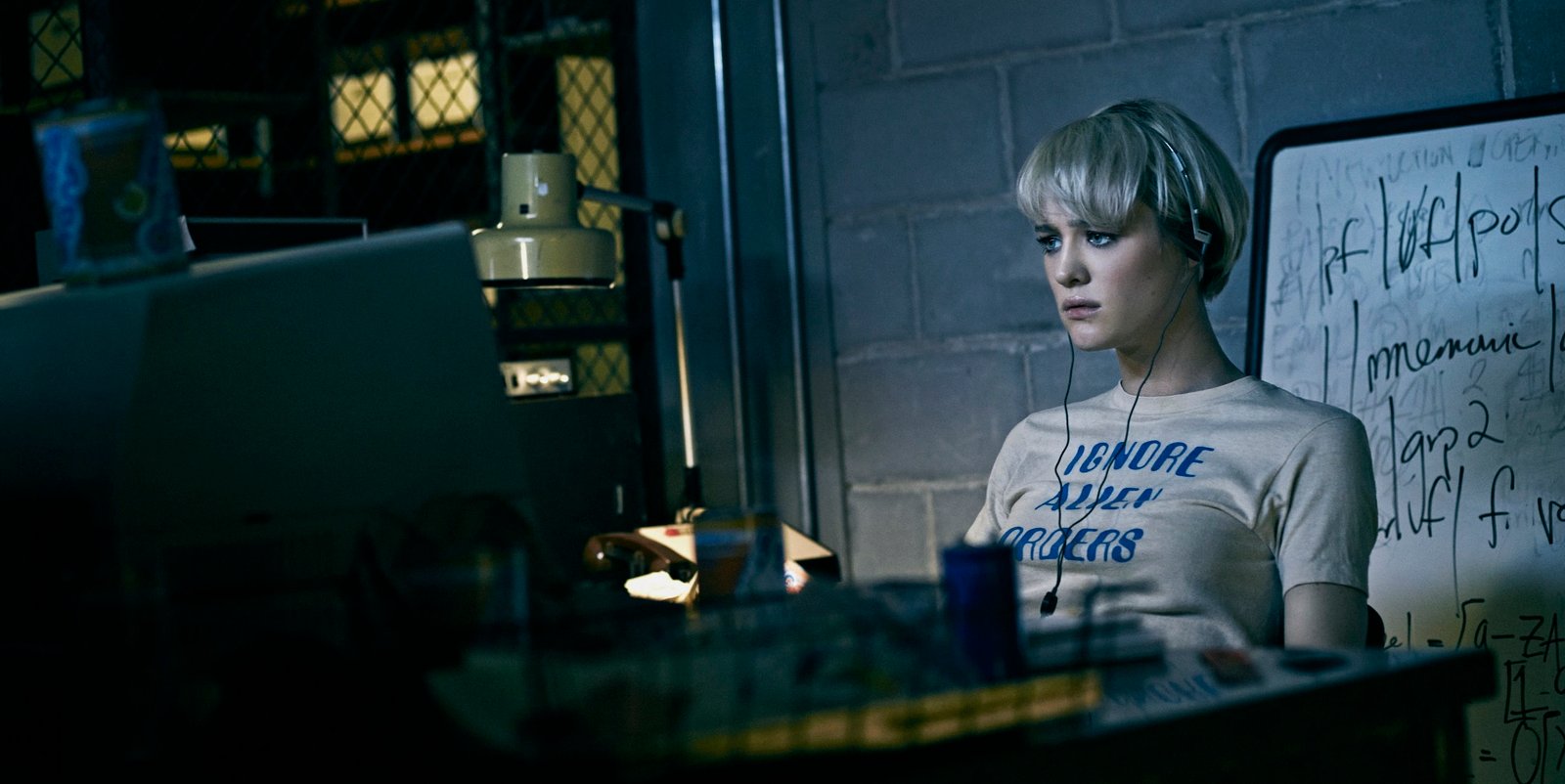 Mackenzie Davis headphones women actress vintage T shirt 2k