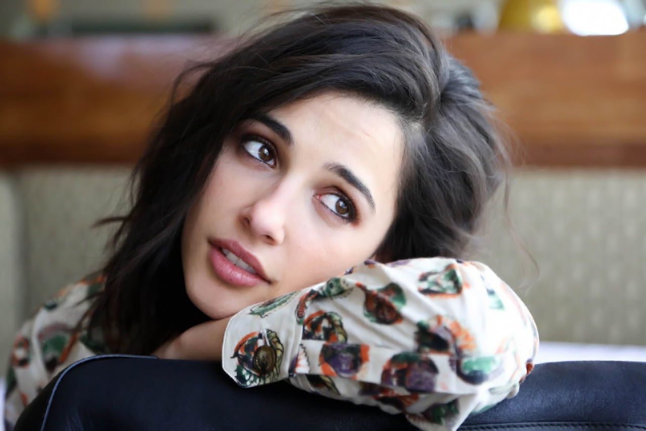 Naomi Scott brunette women actress sitting indoors