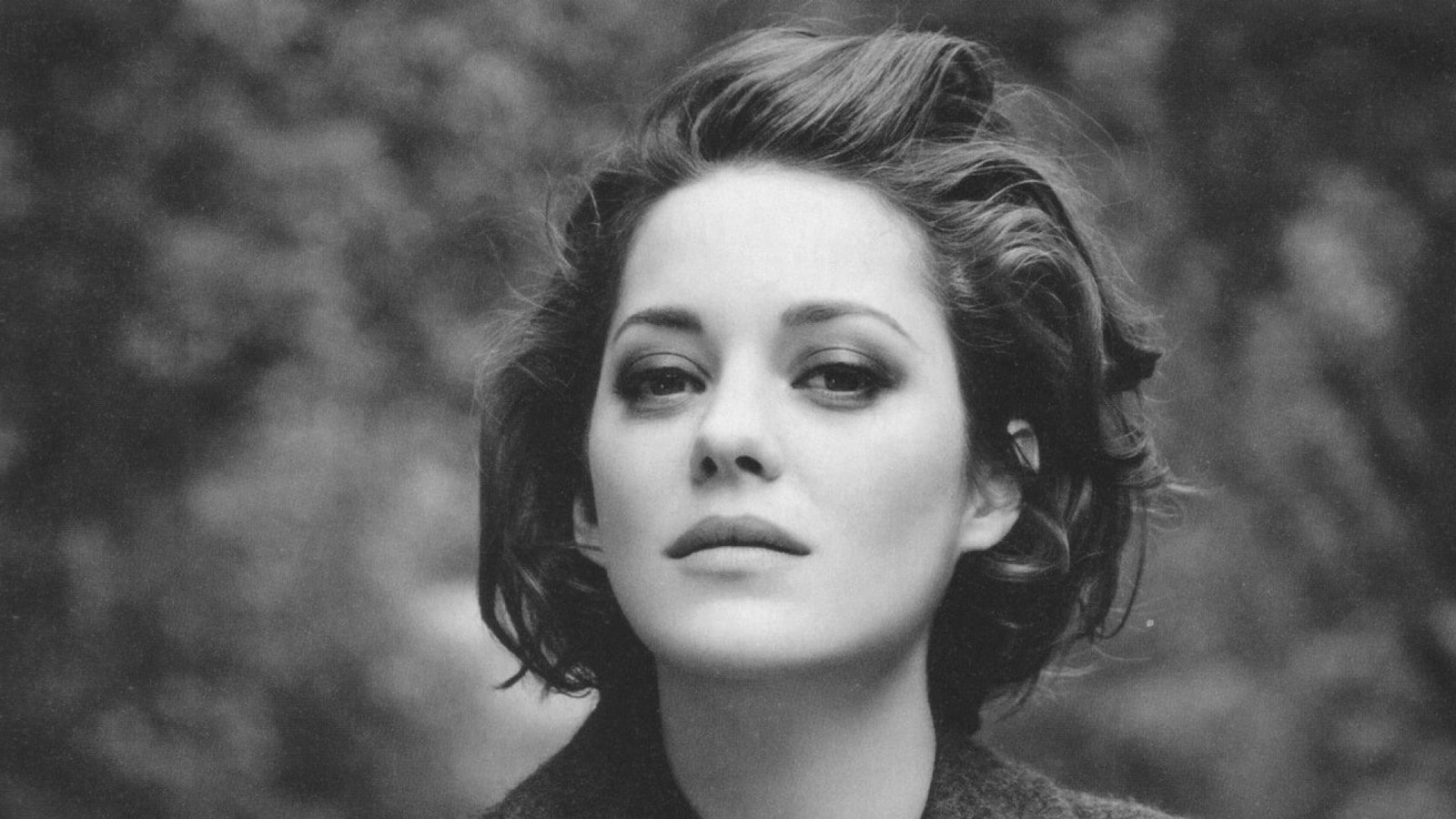 Marion Cotillard French actress monochrome short hair 6