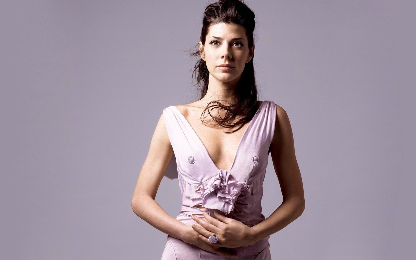 Marisa Tomei brunette actress simple background dress women 75 2k