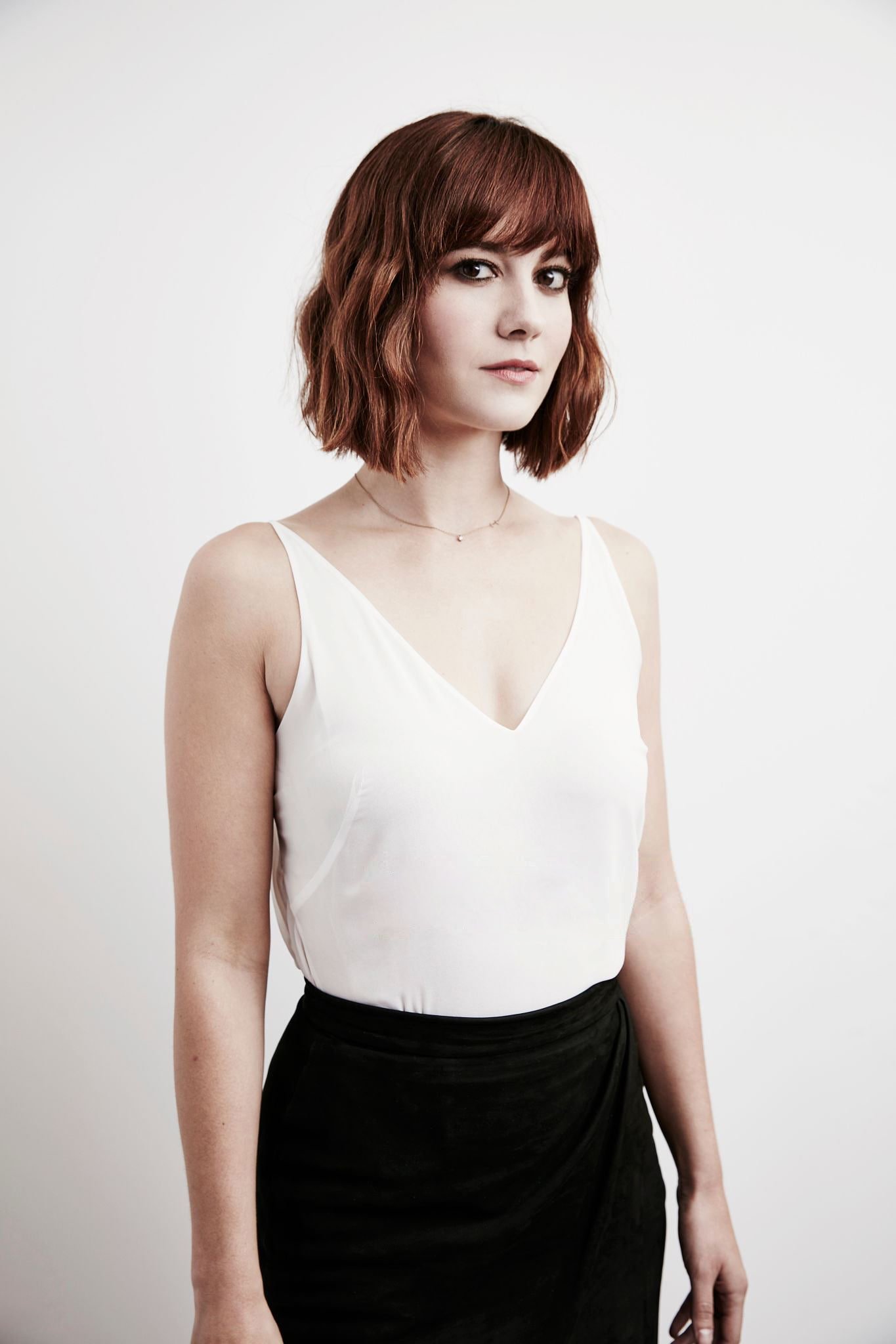 Mary Elizabeth Winstead celebrity actress pale simple background
