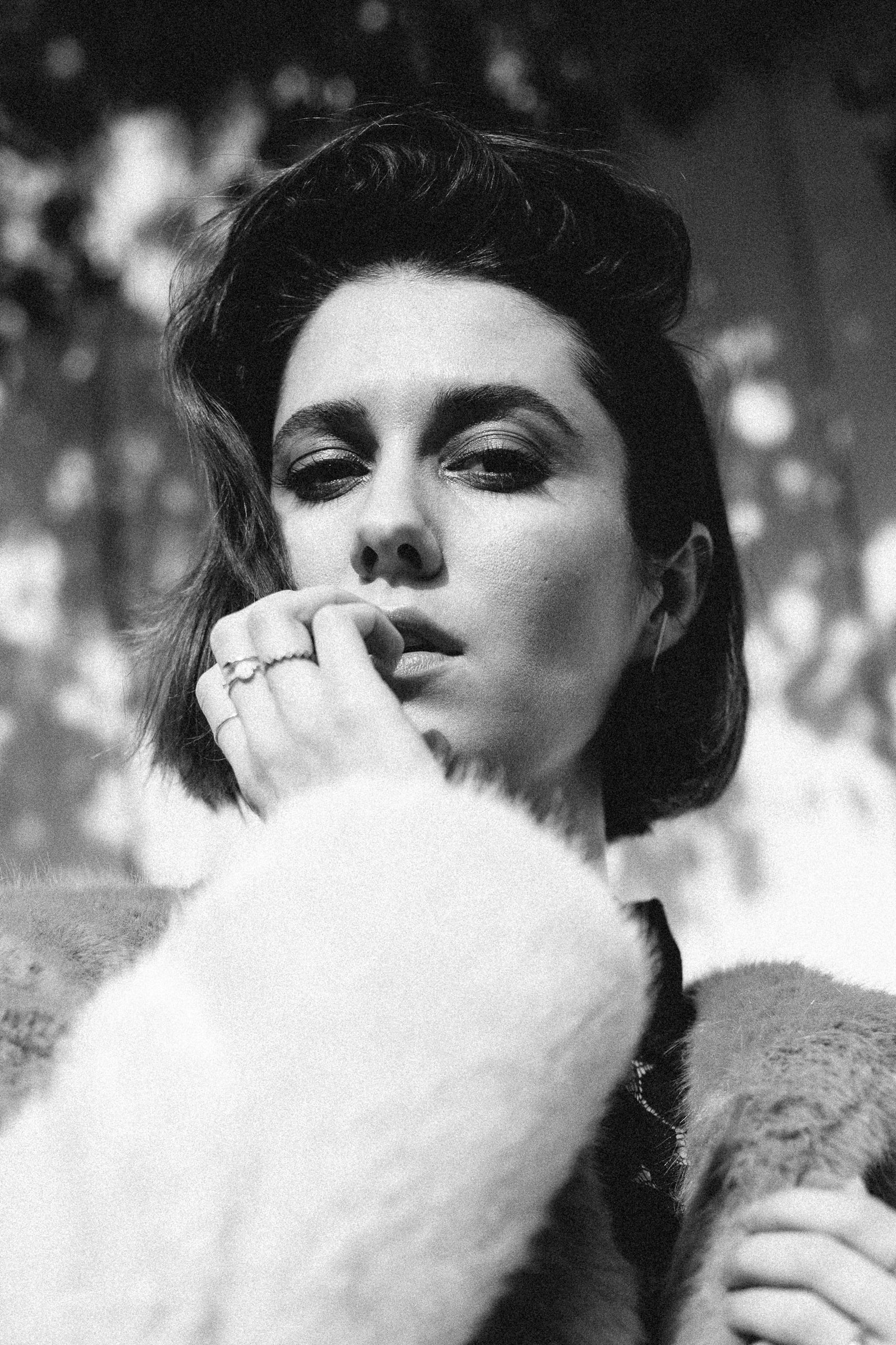 Mary Elizabeth Winstead monochrome celebrity actress looking at viewer 2k