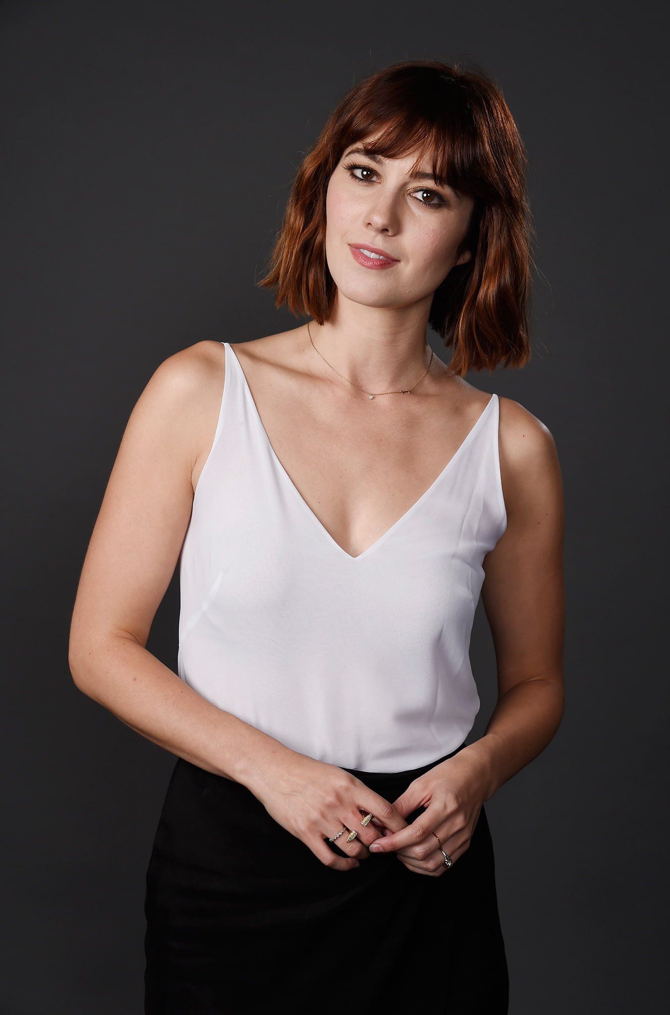 Mary Elizabeth Winstead simple background celebrity actress