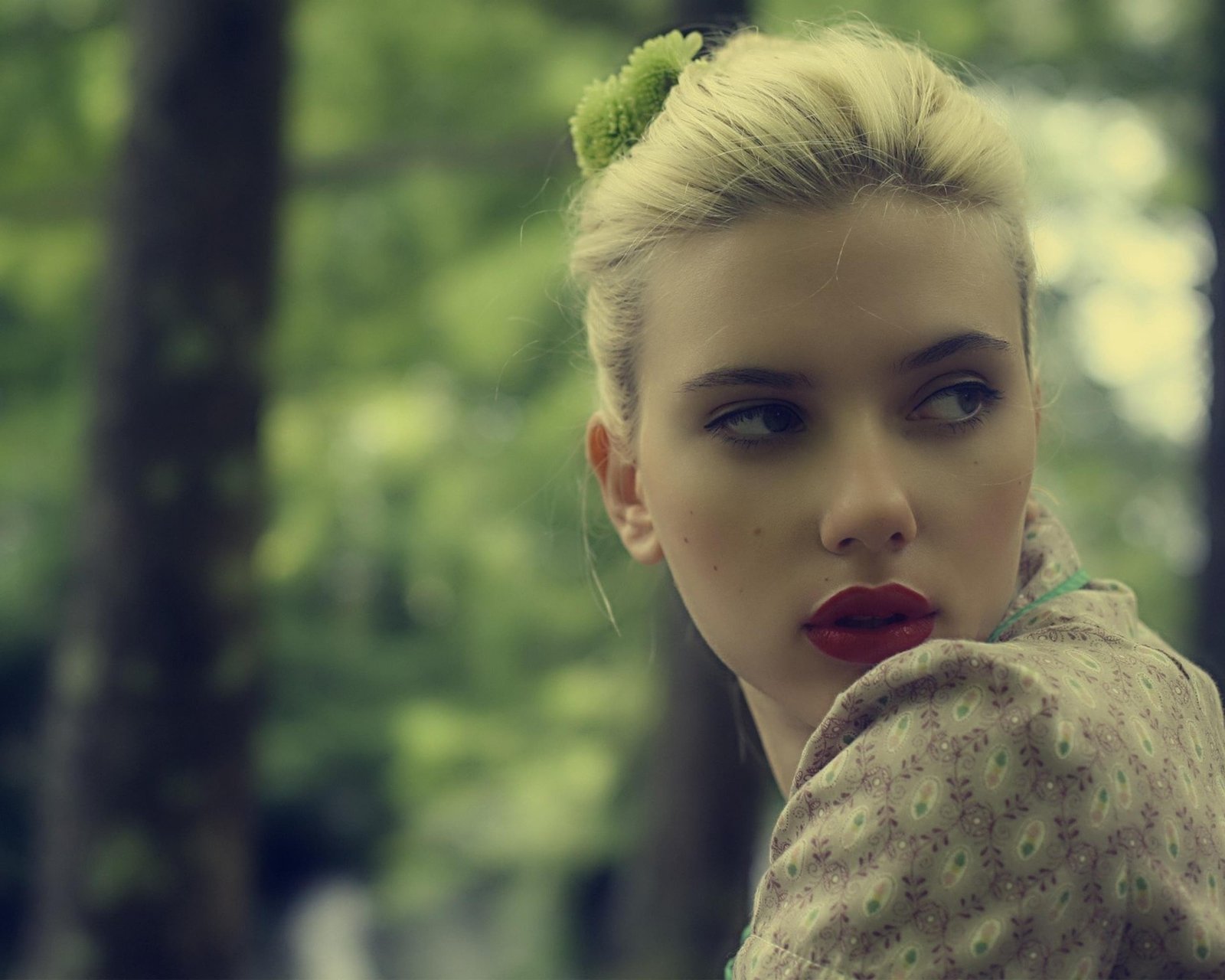 Scarlett Johansson actress blonde red lipstick looking away 79 2k