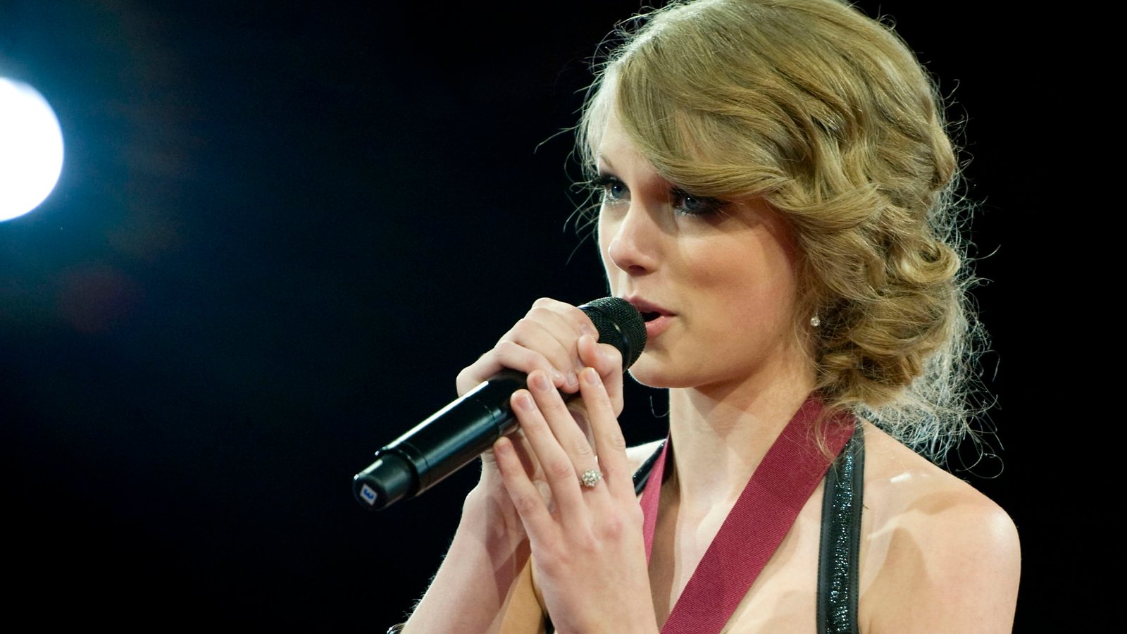 Taylor Swift singer women blond hair headshot one person