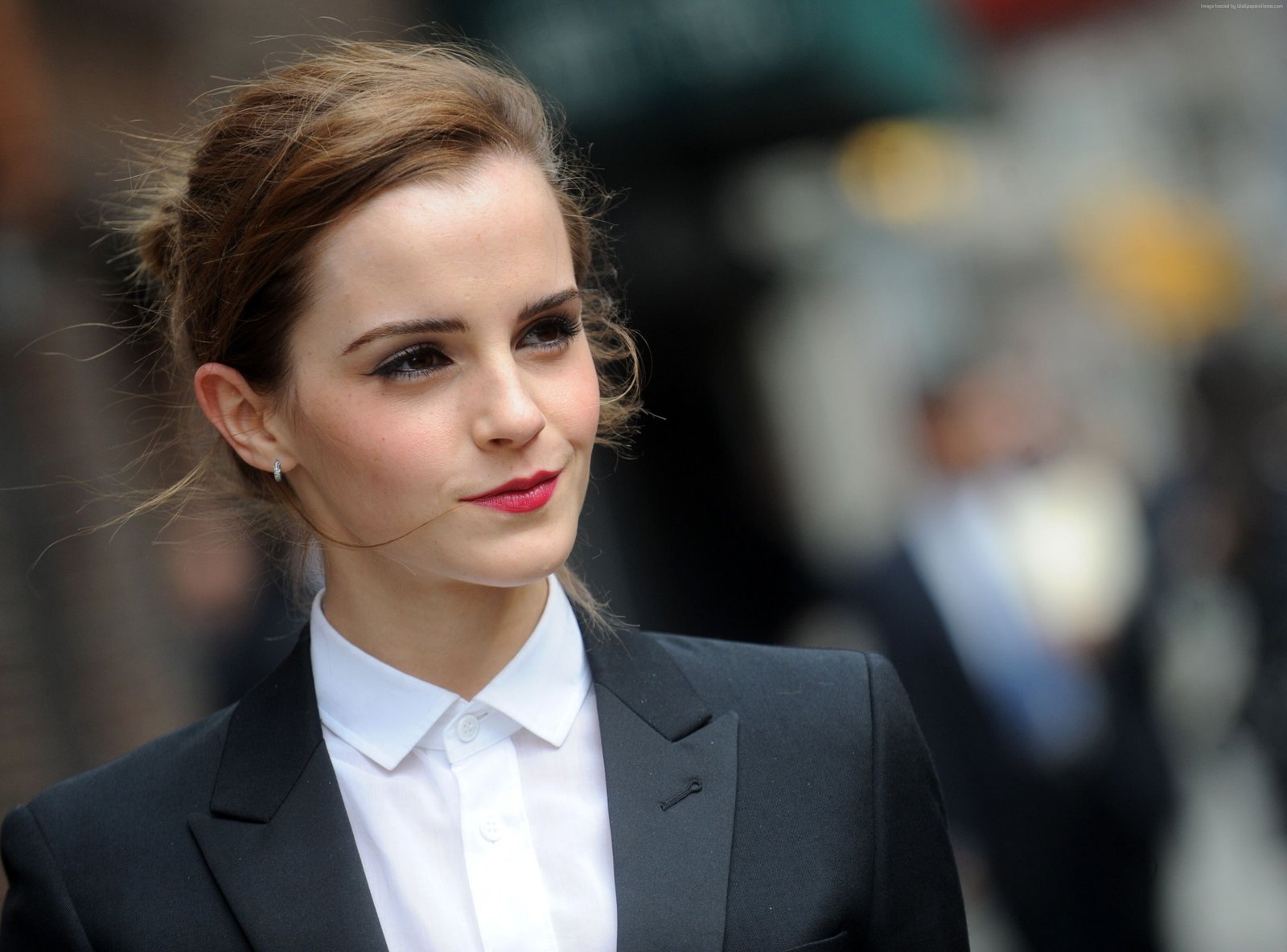 t shirt yellow EM room Emma Watson actress interior Charlotte Duerre 2k