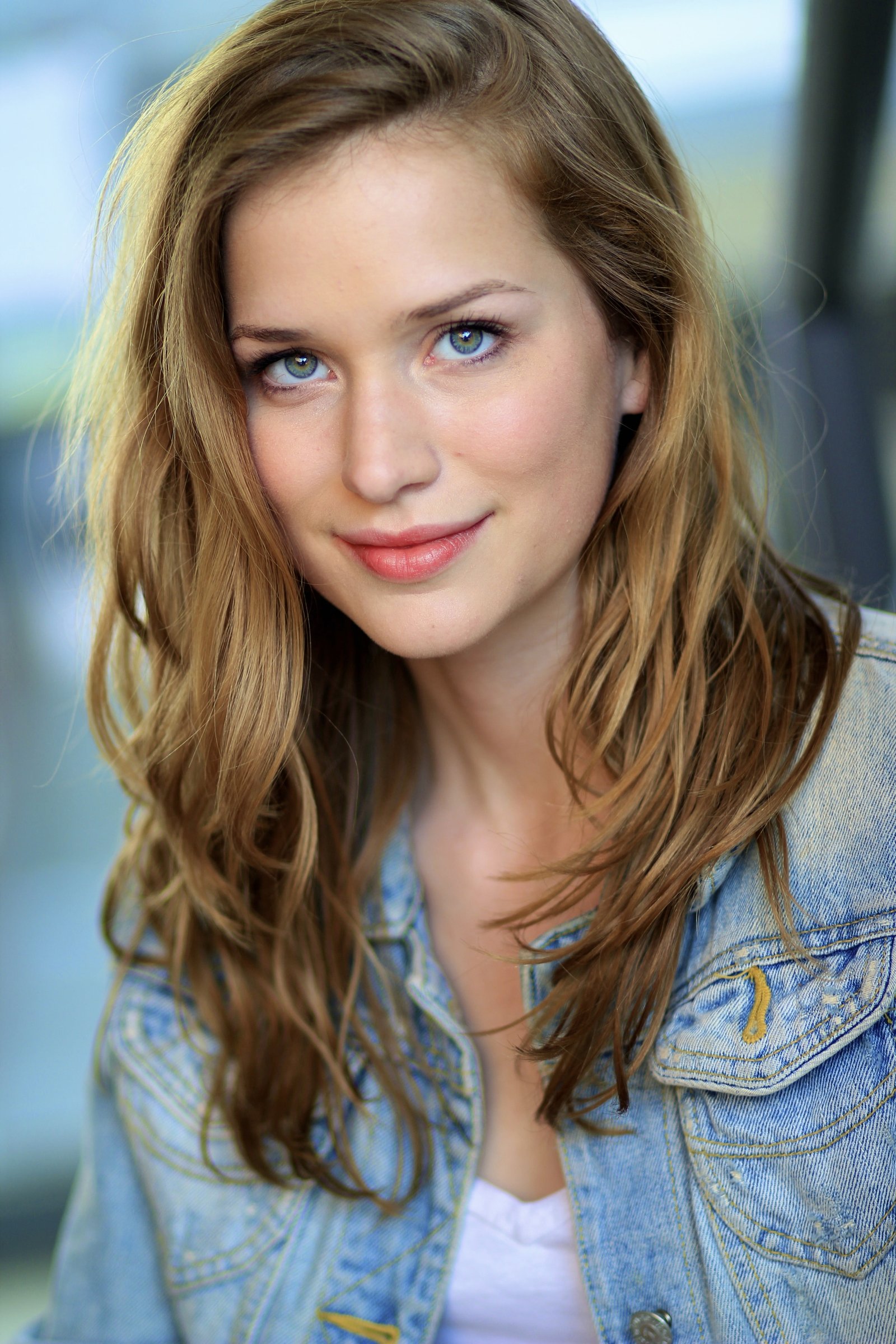 women actress Elizabeth Lail 2k