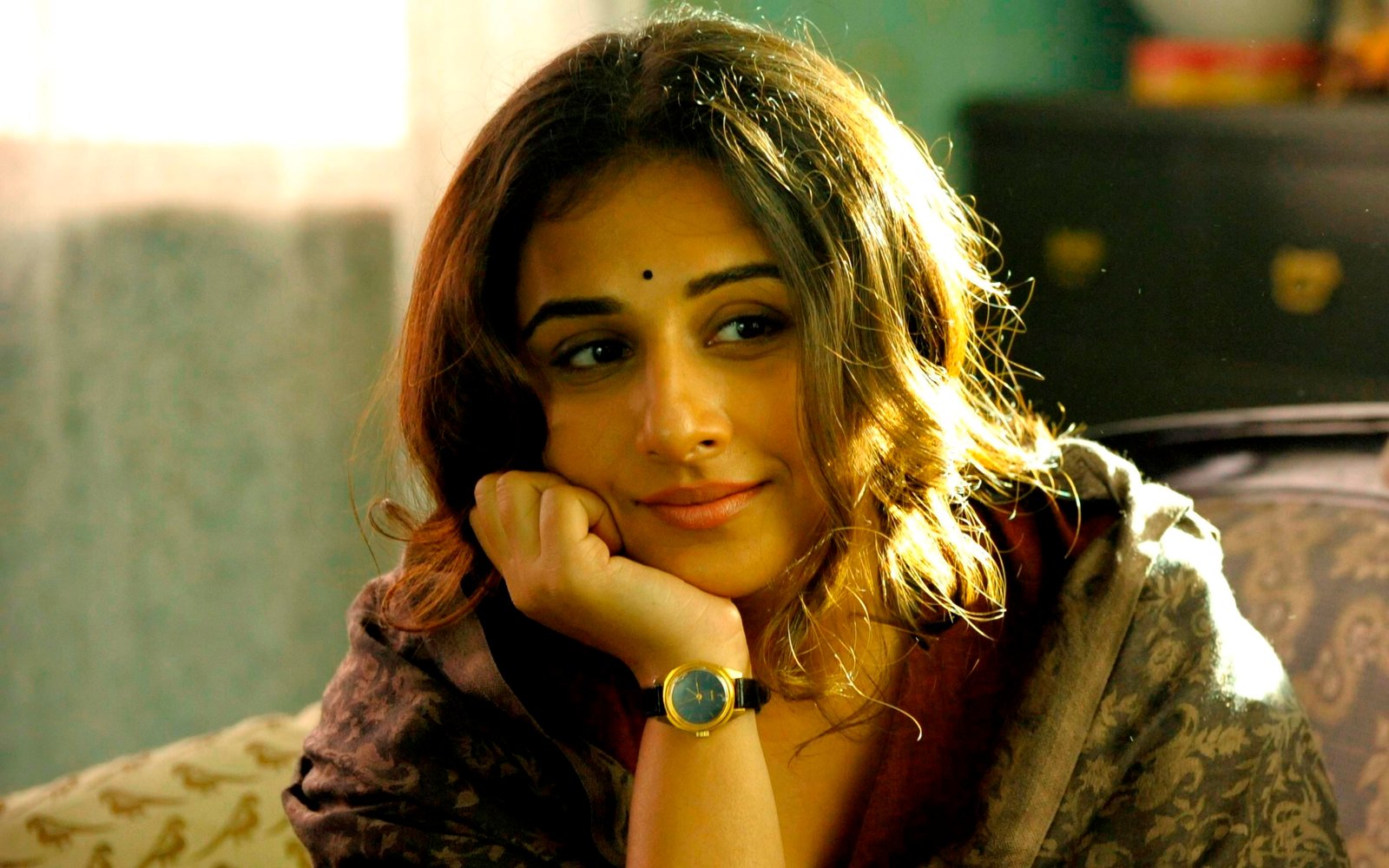 Vidya Balan women's red scoop neck top and brown scarf Bollywood Celebrities 2k