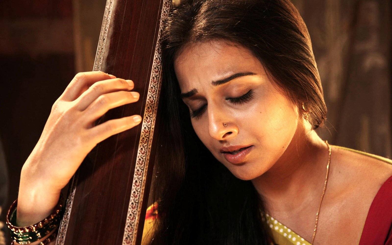Vidya Balan in Ishqiya women's gold chain necklace indian actress 2k