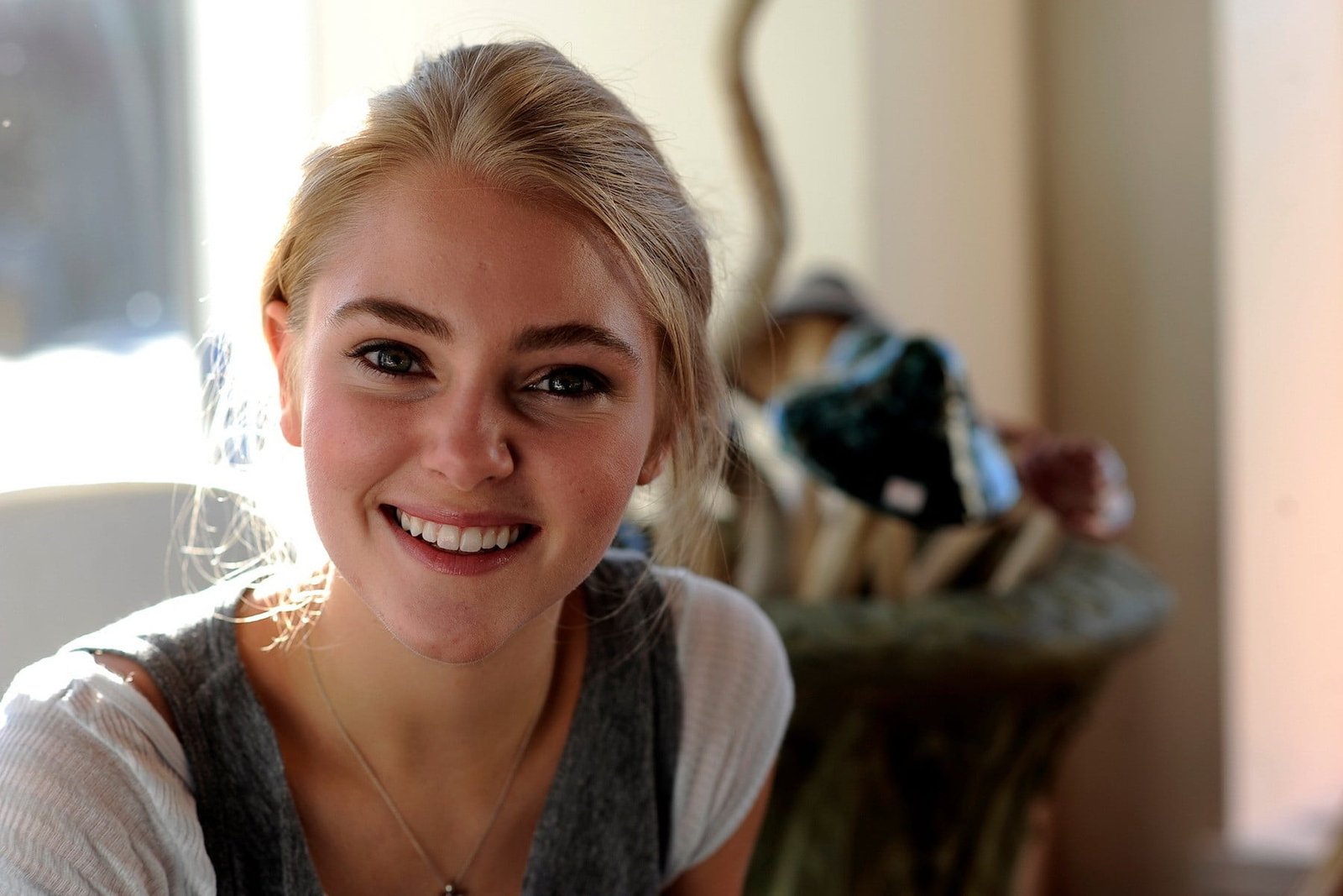 women actress smiling AnnaSophia Robb portrait one person