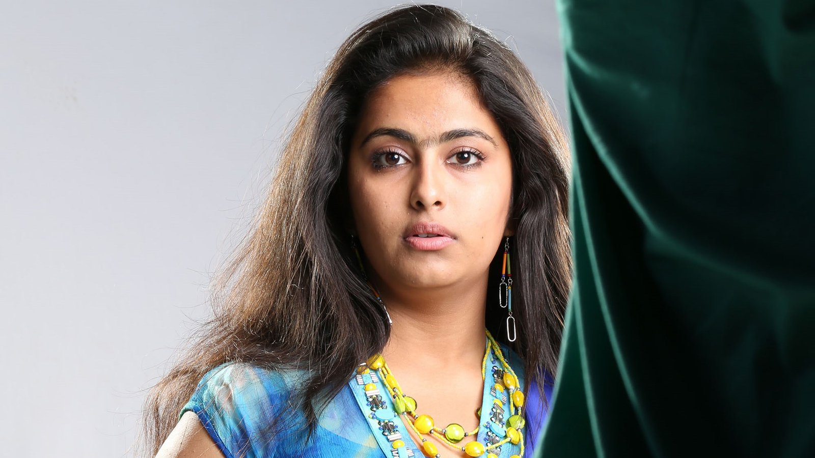 woman in blue and white print dress posing for photo Avika Gor 2k