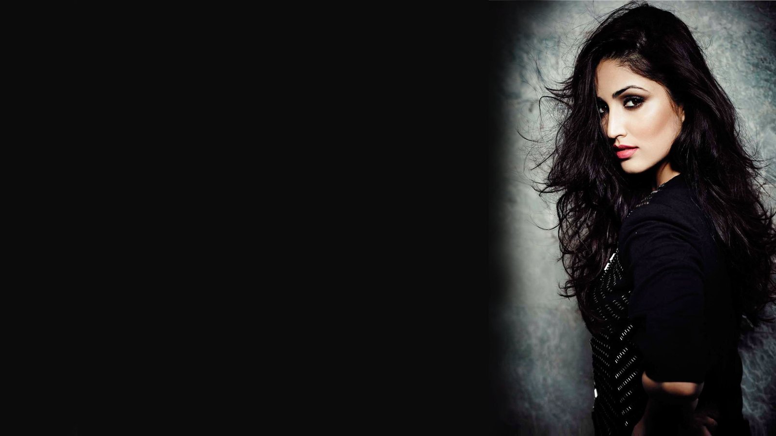 women black hair wavy long dark eyes Yami Gautam 89 2k
