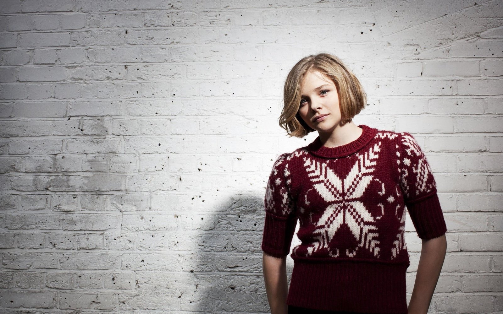 woman wearing white and red quarter sleeved top Chlo Grace Moretz