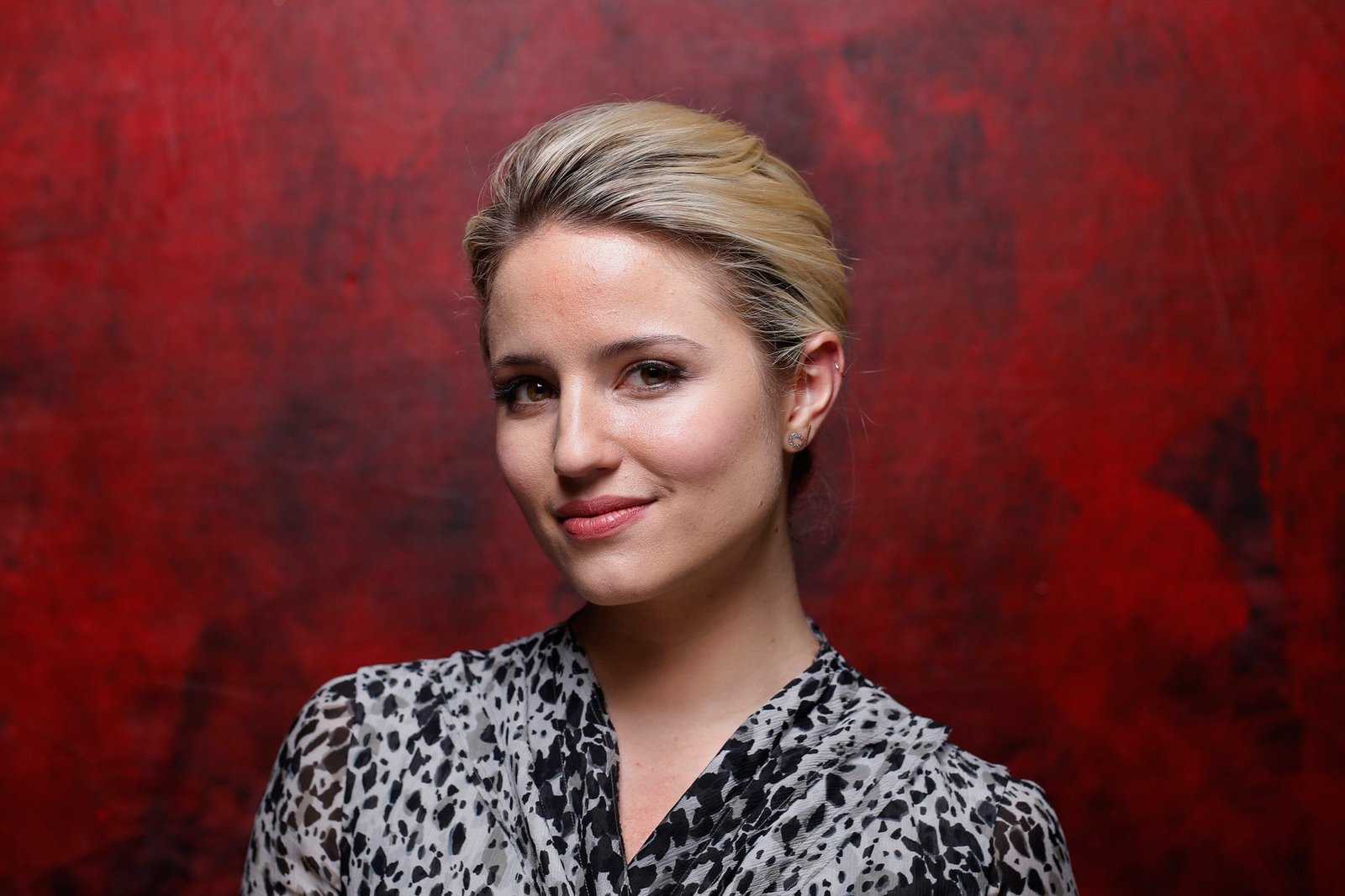 woman with black and gray V neck top dianna agron actress face 2k