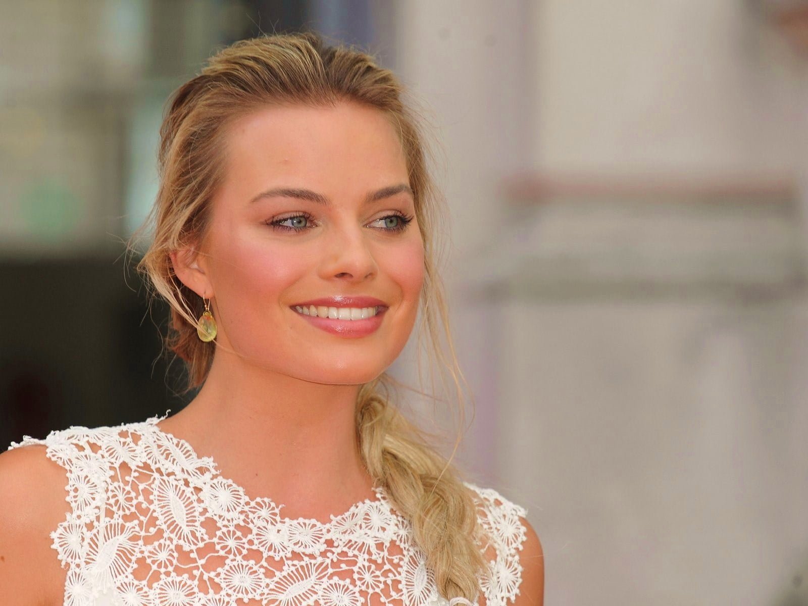 women's white lace sleeveless top margot robbie actress blonde