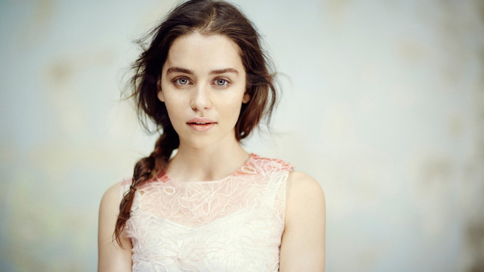 women's white sleeveless top Emilia Clarke celebrity face 2k
