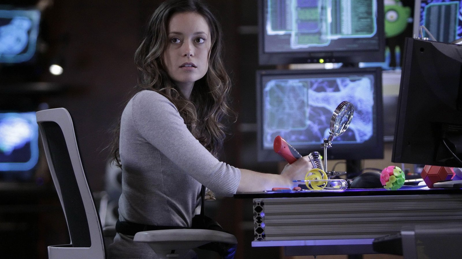 women's gray top Summer Glau actress brunette one person 2k