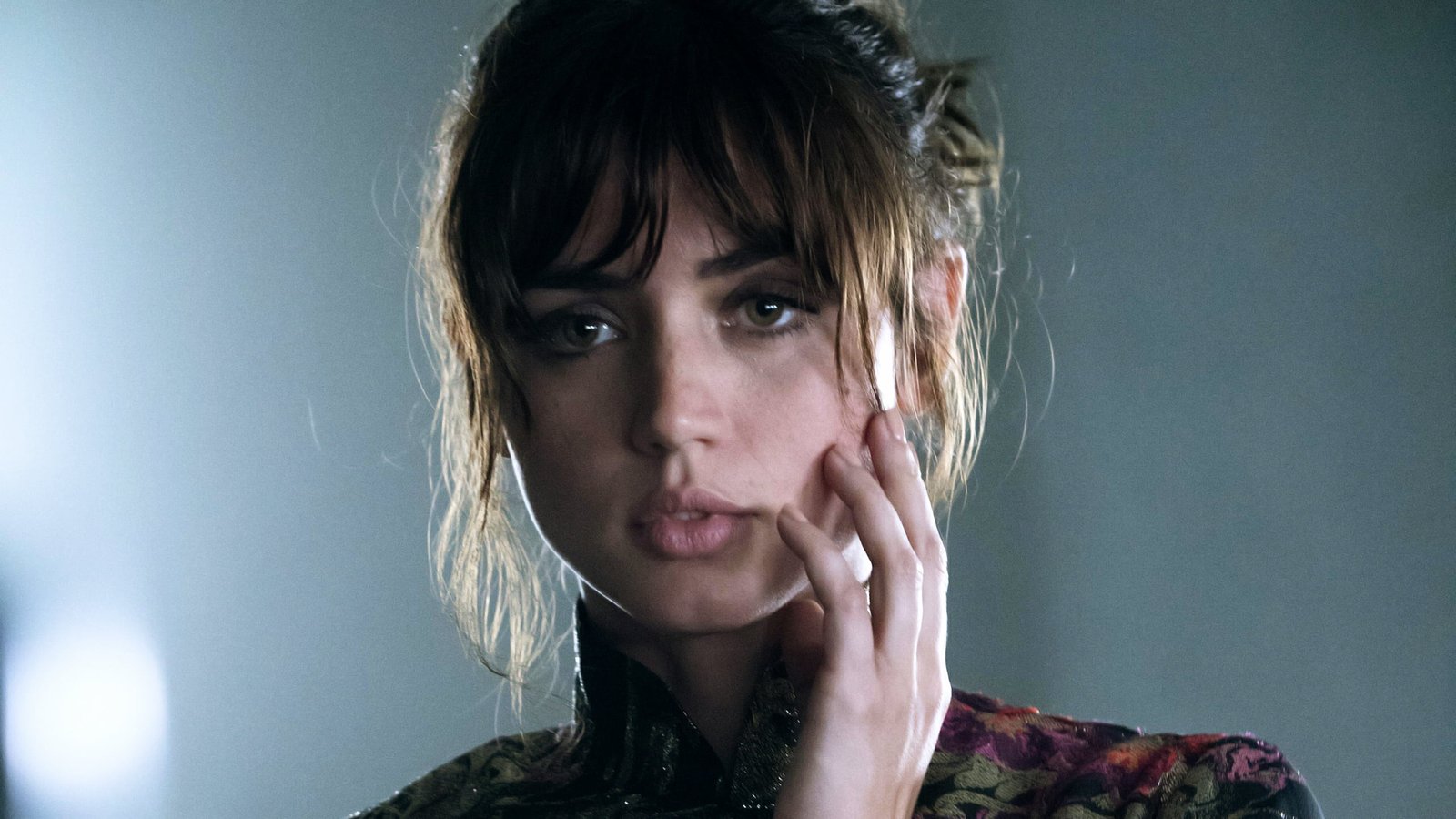 women's pink and green top Ana de Armas actress Blade Runner 2k
