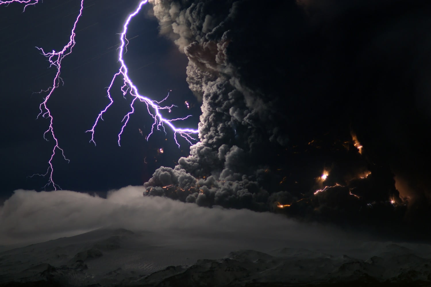 thunder and volcanic eruption wallpaper lightning digital art 2k