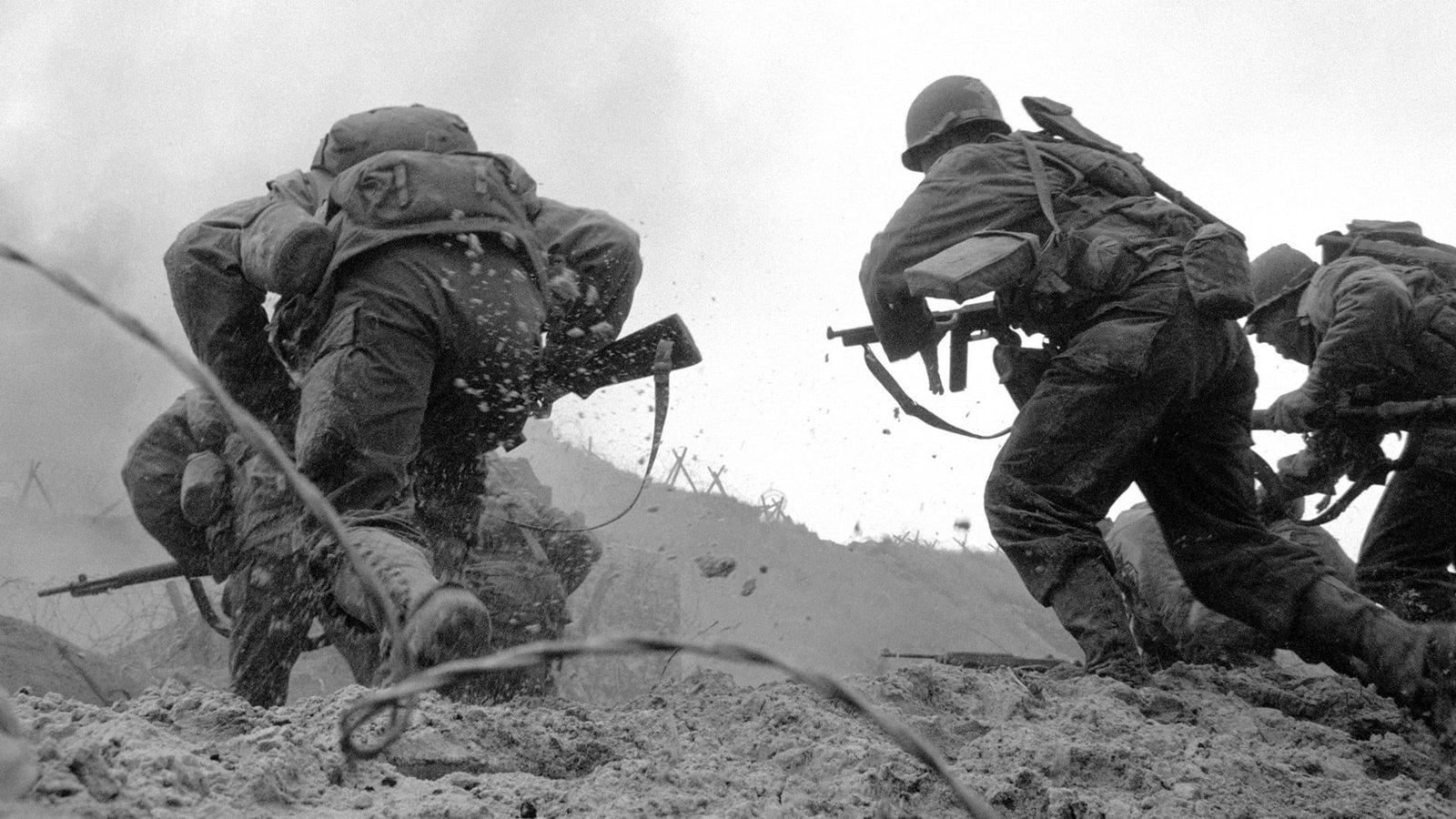 soldiers holding rifles grayscale photography World War II beach 2k
