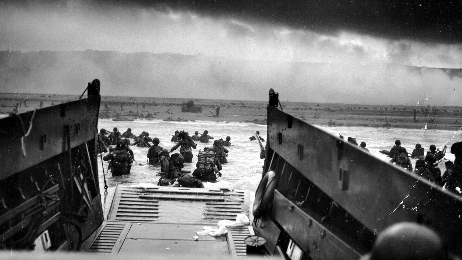 war battle normandy d day soldier omaha beach monochrome 2k