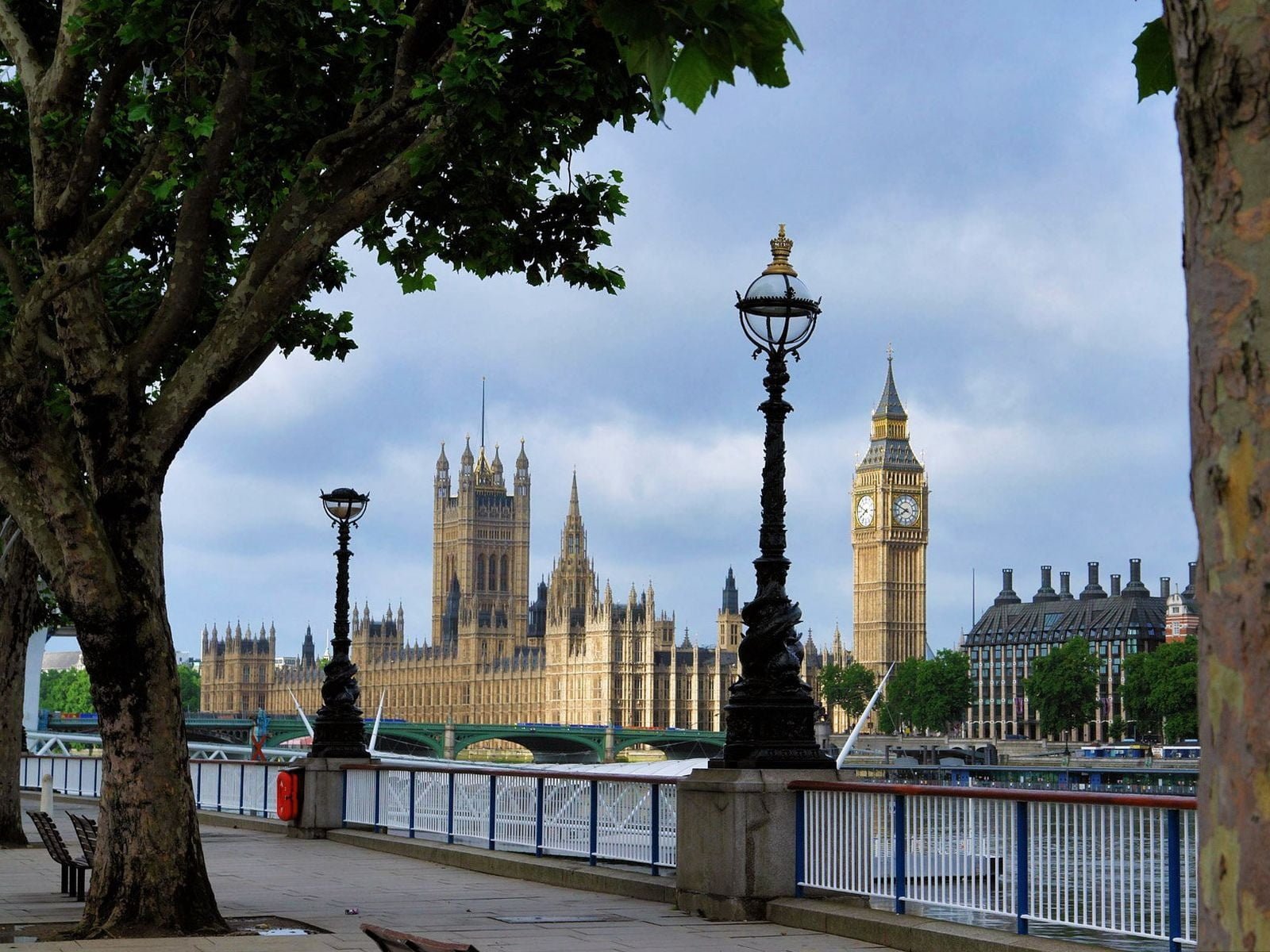 Buckingham Palace London clocks garden beach architecture 2k