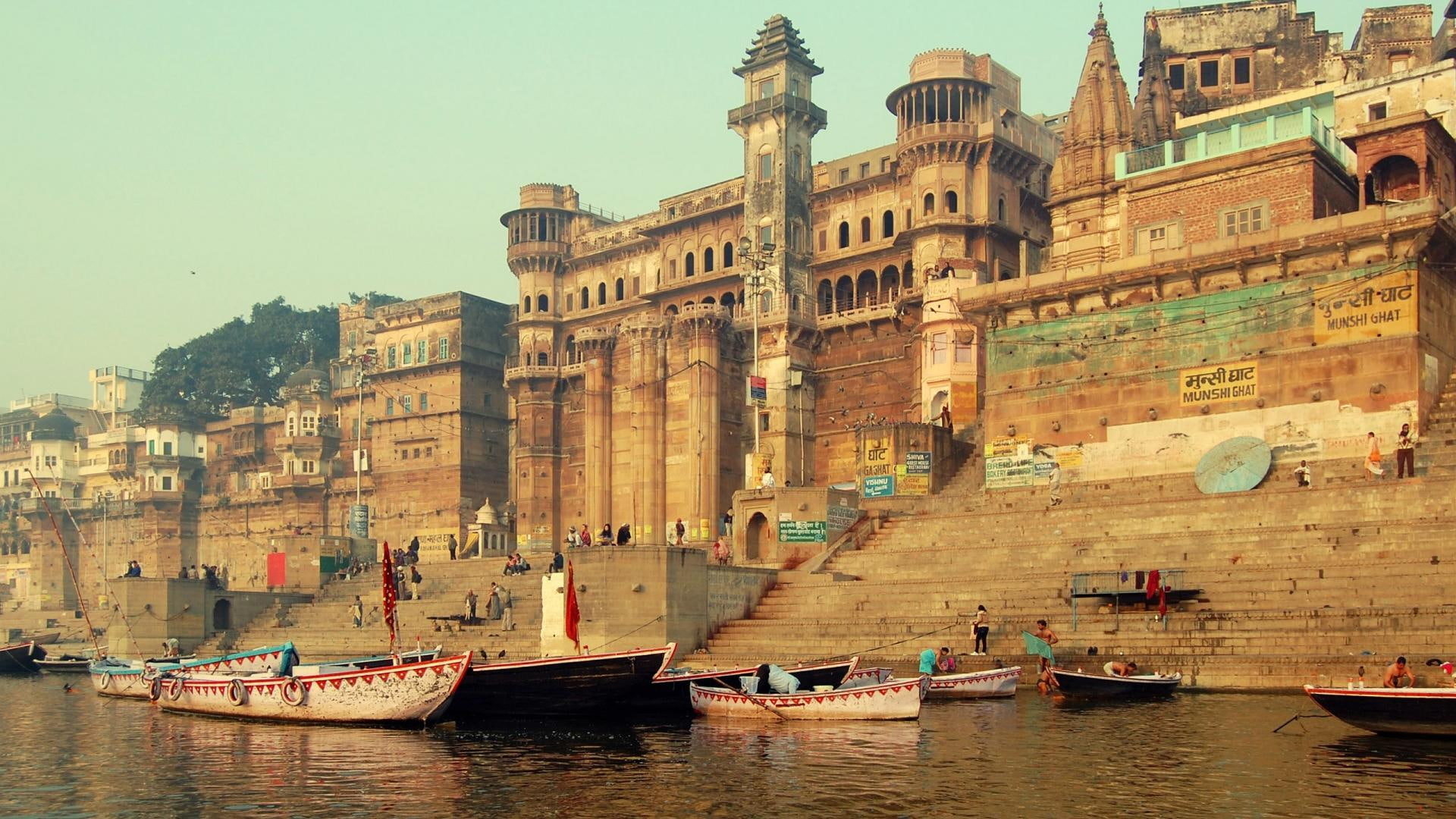 Varanasi India temple river city boat nature and landscapes 2k
