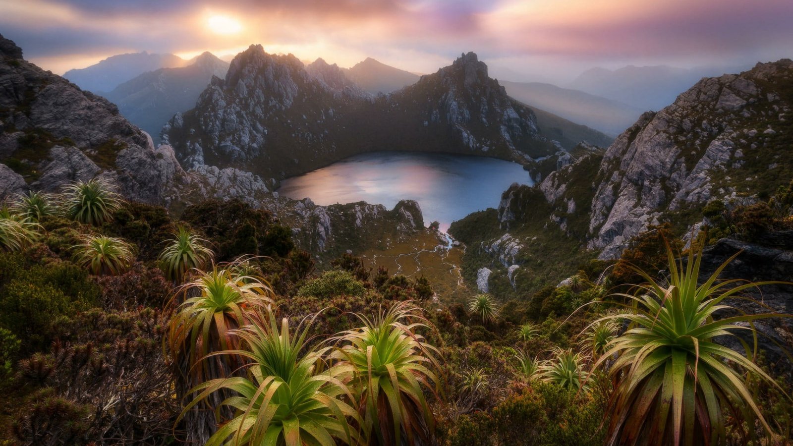 landscape photograph australia tasmania arthur range lake oberon 2k