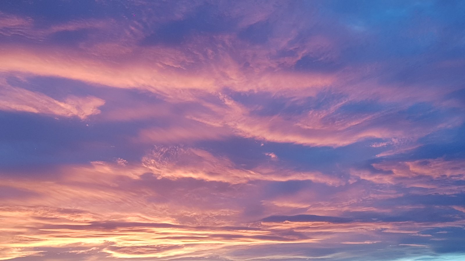 photo of blue sky under golden hour evening november dresden 2k 4k