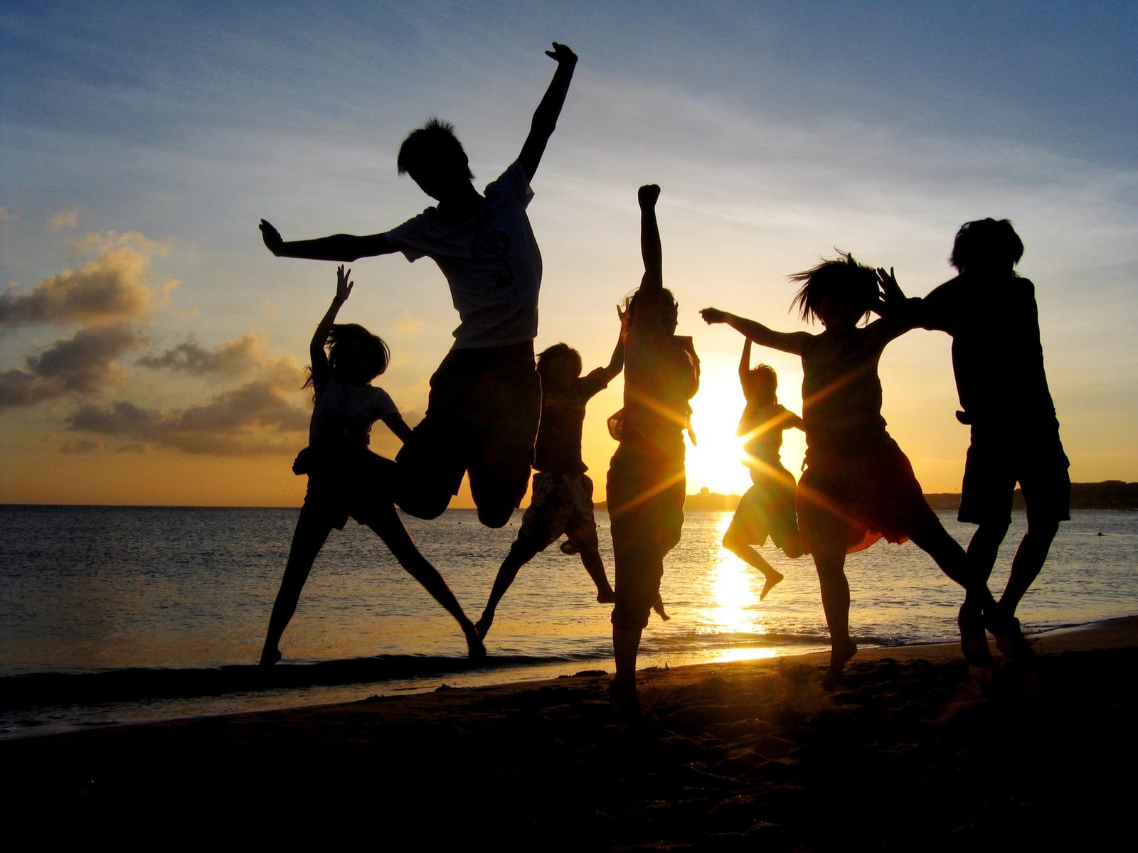 silhouette of people dancing on beach wallpaper sea mood friends 2k