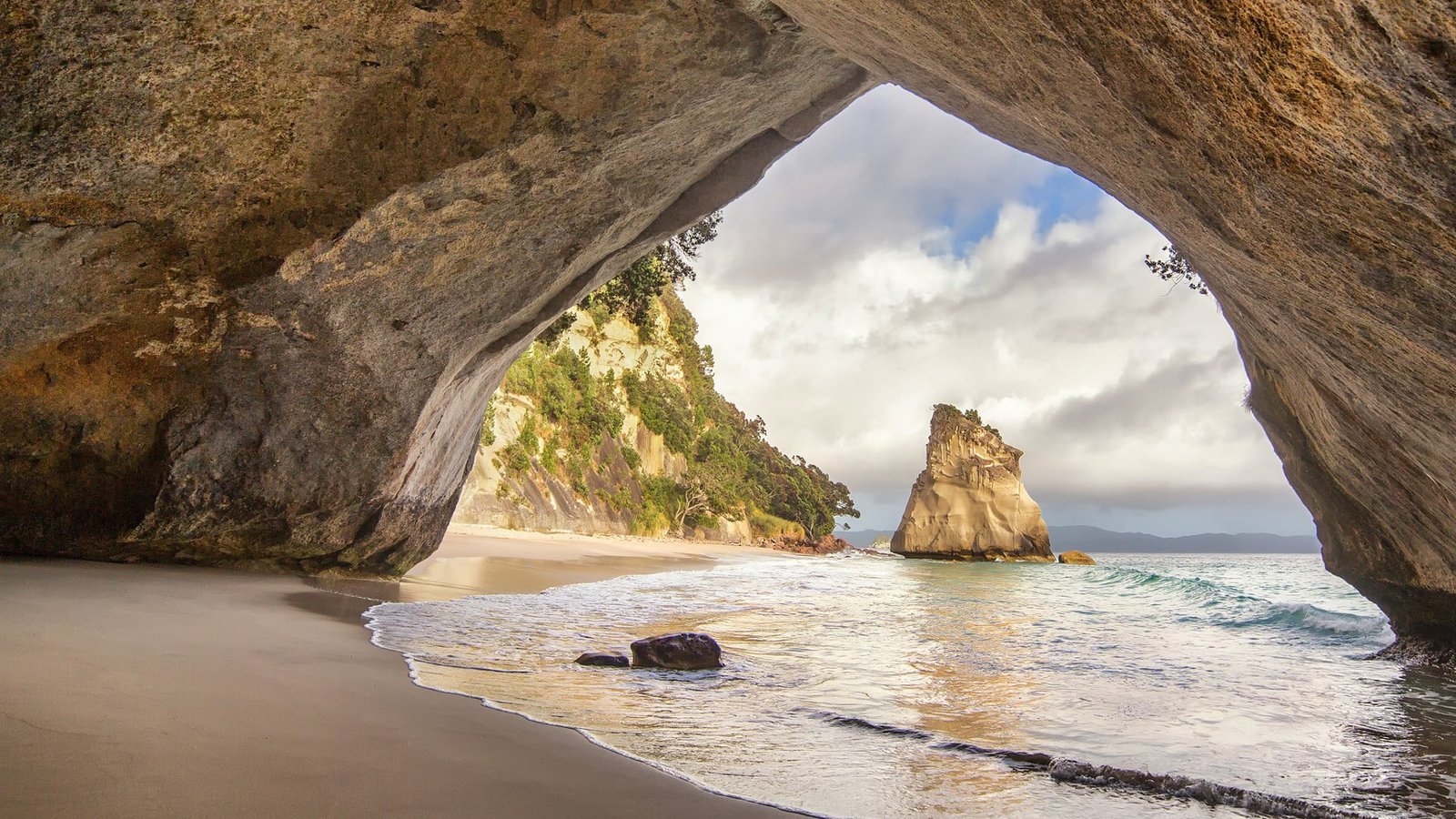 ocean New Zealand cathedral cove beach water rock formation 2k