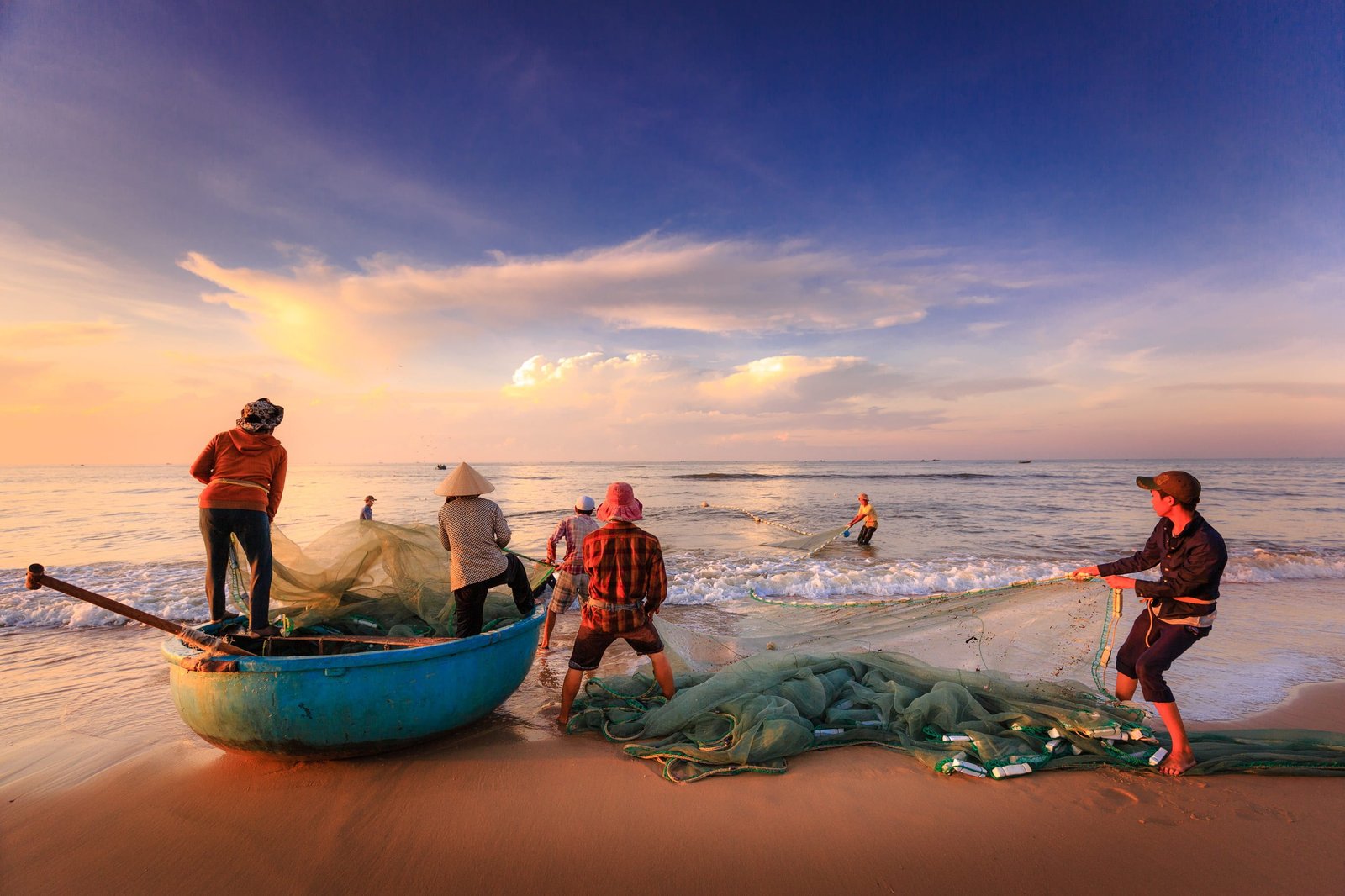 fisherman on seashore the fishermen fishing work sea 2k