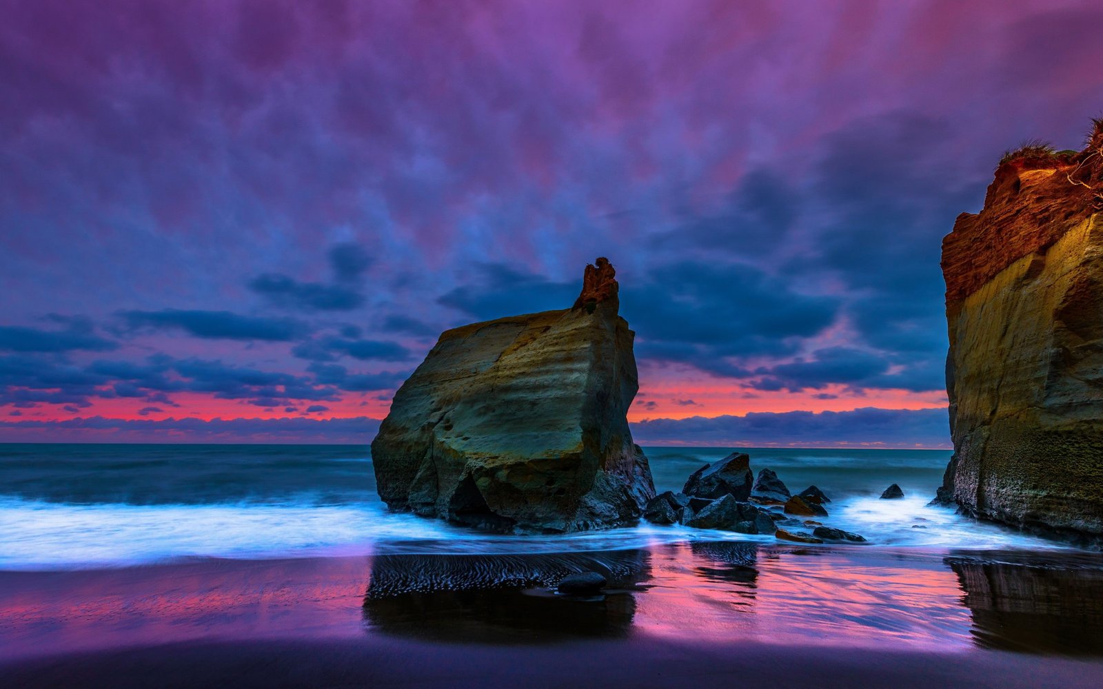 Waikiki Beach New Zealand brown rock formation rocks the sea 2k