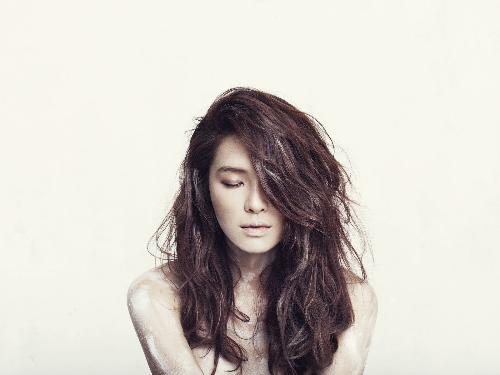 Pledis Entertainment wavy hair simple background Korean 2k