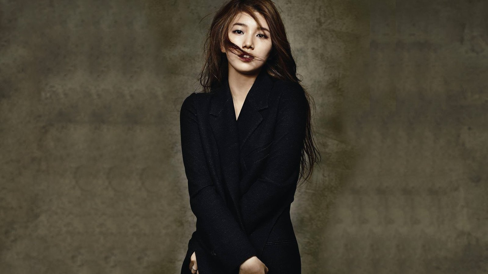 Suzy Korean girls photo HD wallpaper 03 women s black long sleeved top 2k