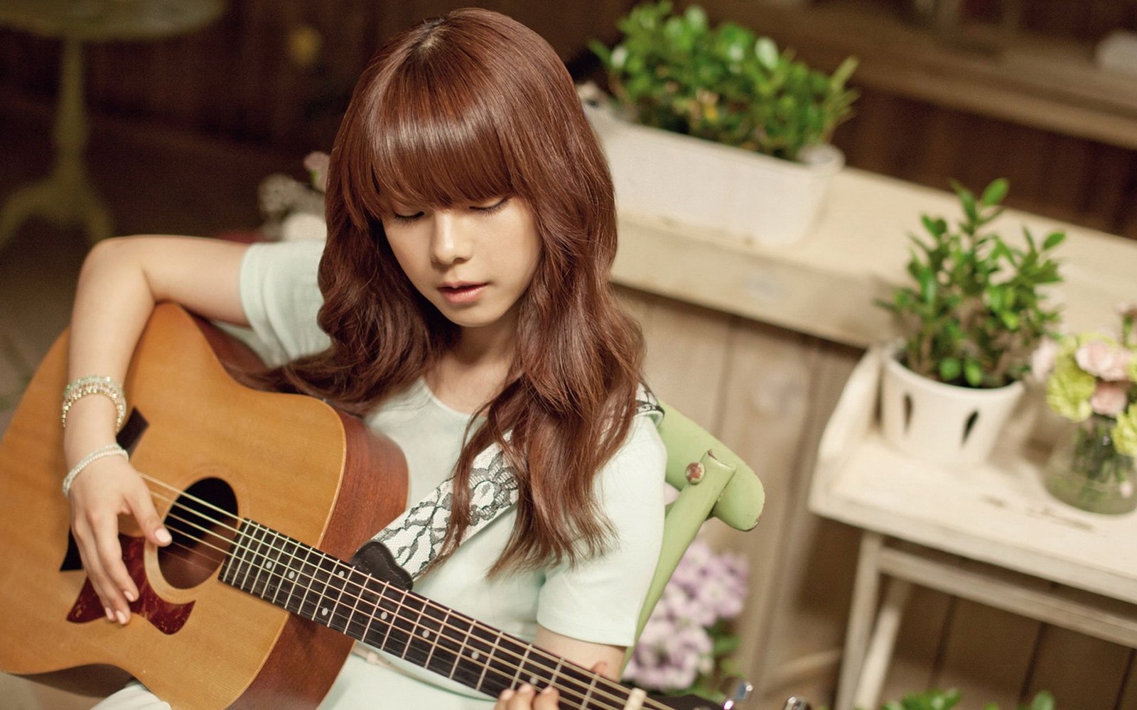 Quasi Hee Choi Korean girls fresh photo wallpaper brown acoustic guitar 2k