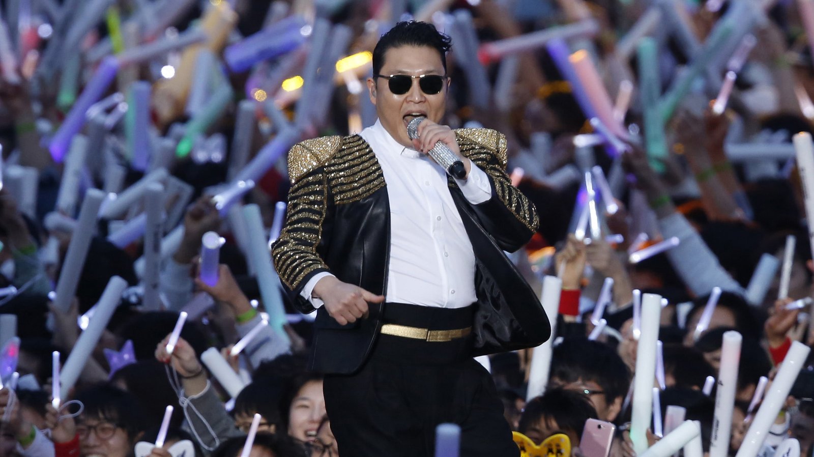 concert dancer gangnam korean microphone pop psy rapper 2k