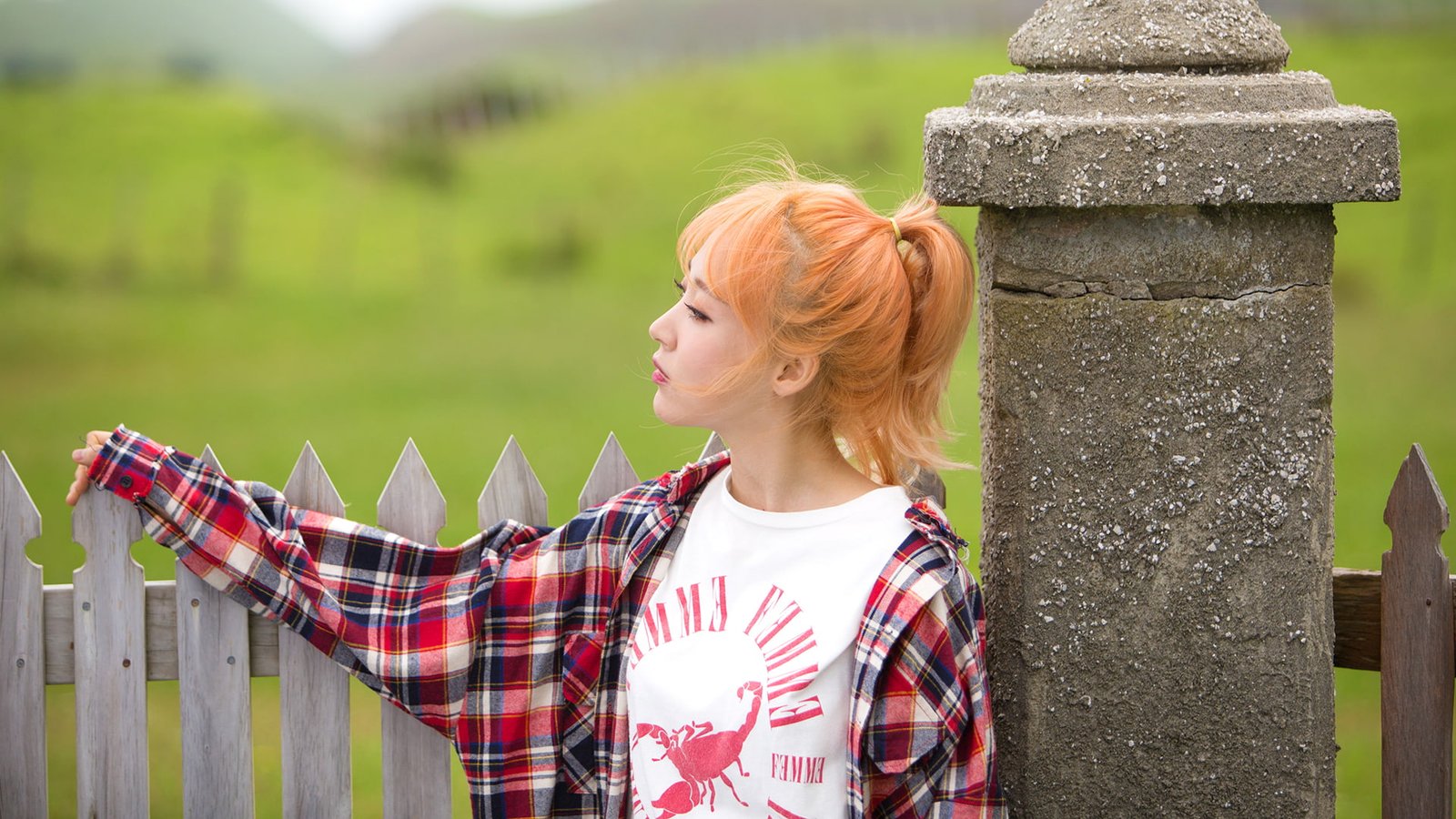 K pop Mamamoo dyed hair Korean women outdoors plaid skirt 2k