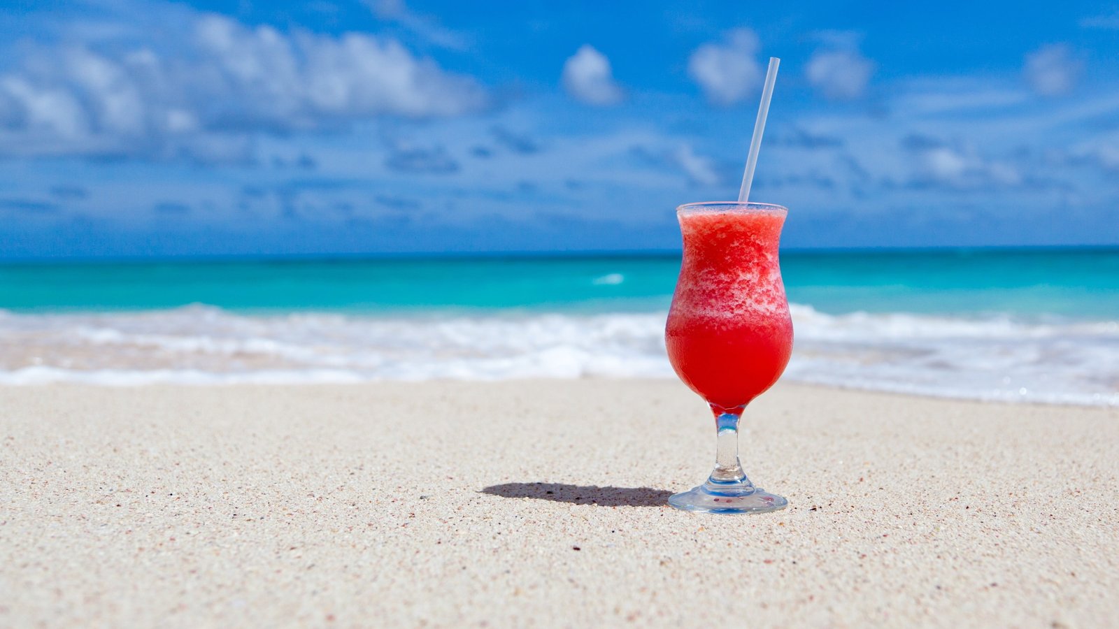 clear long stem glass beach sand cocktails tropical sea 2k 4k