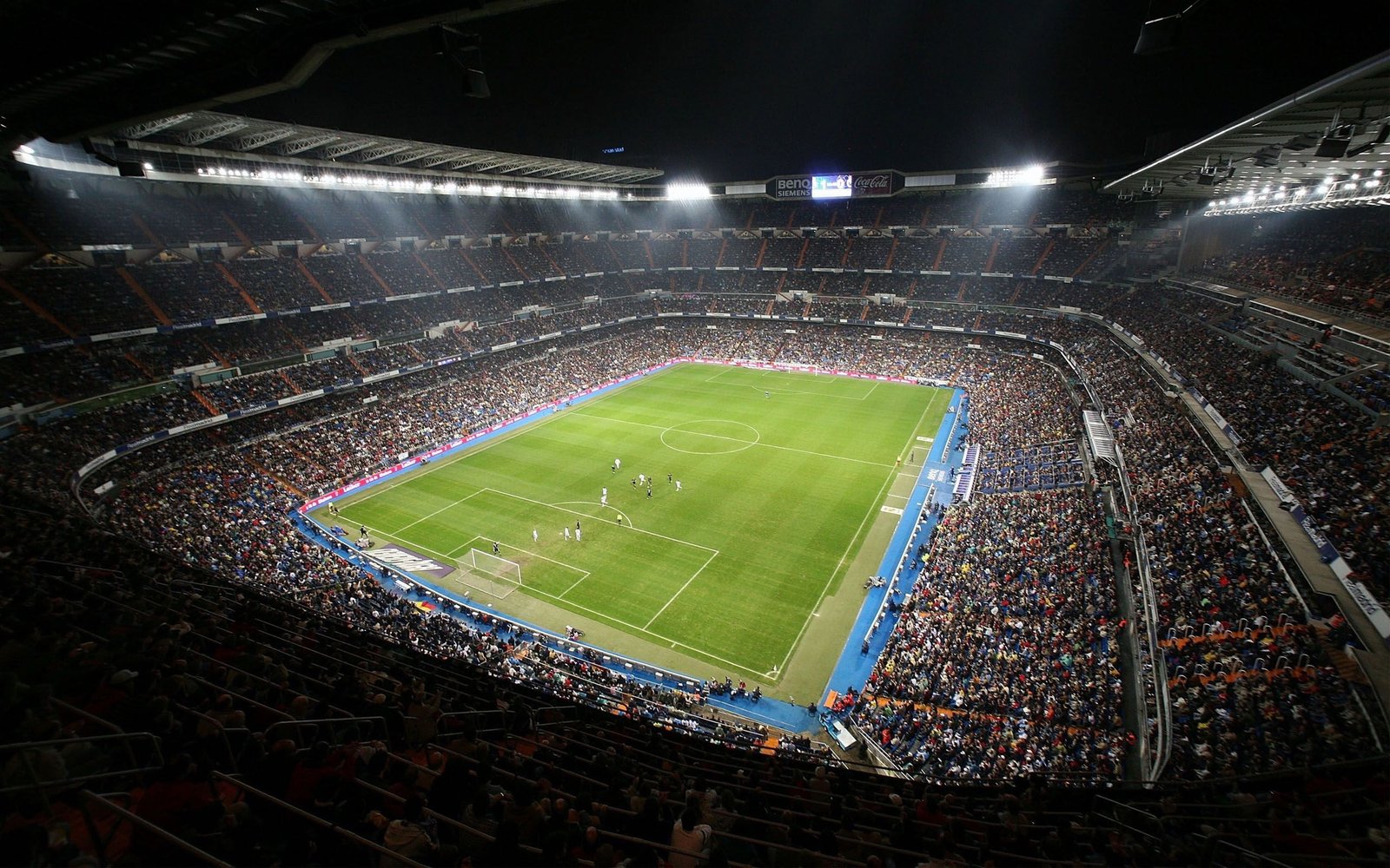 green soccer field Santiago Bernabeu Stadium Real Madrid Spain 2k