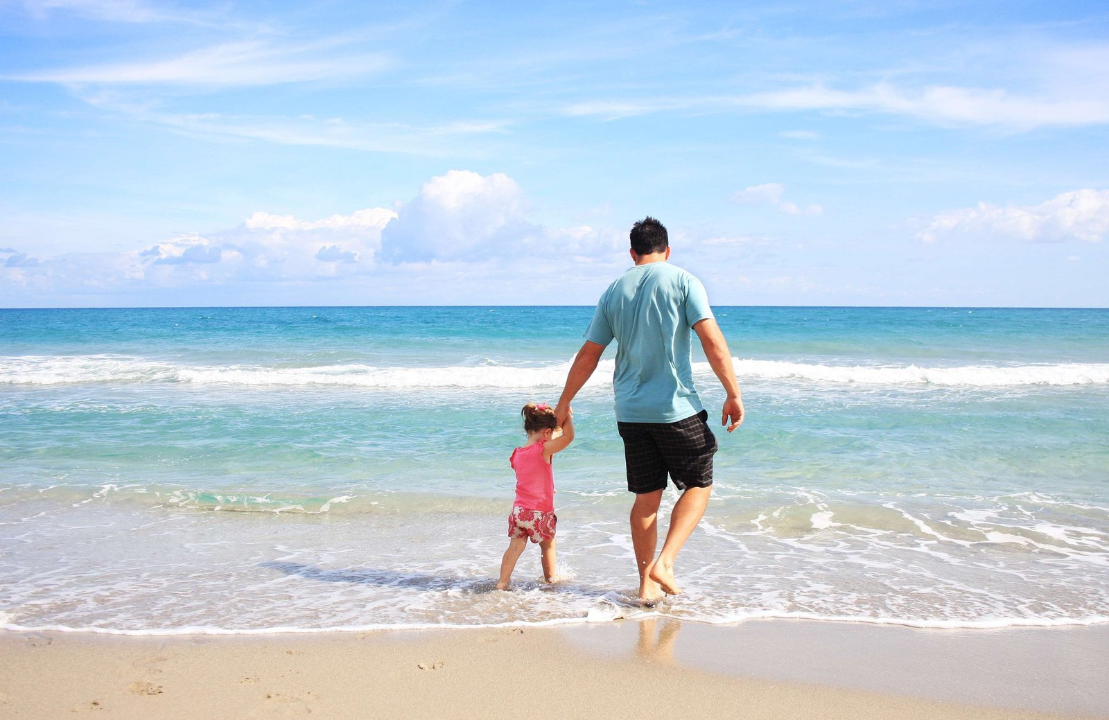 beach coast dad daughter father kid sand sea shore 2k 4k