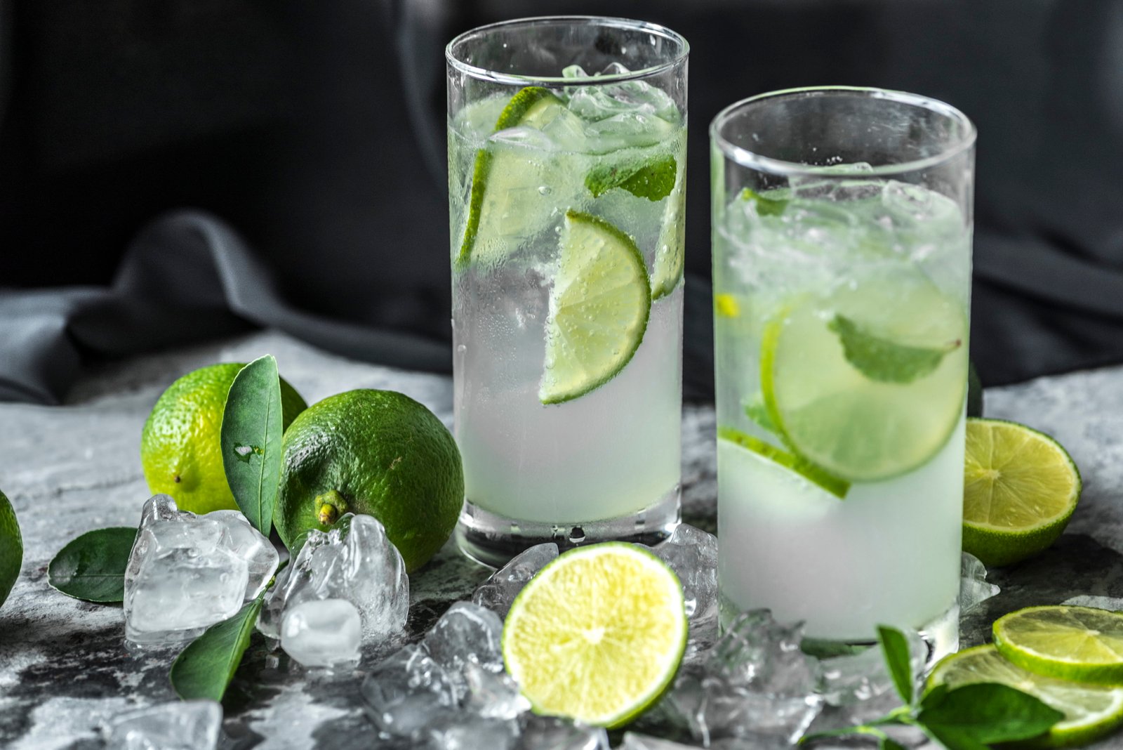 Two Drinking Glass With Lime Beverages citrus close up cocktail 2k 4k